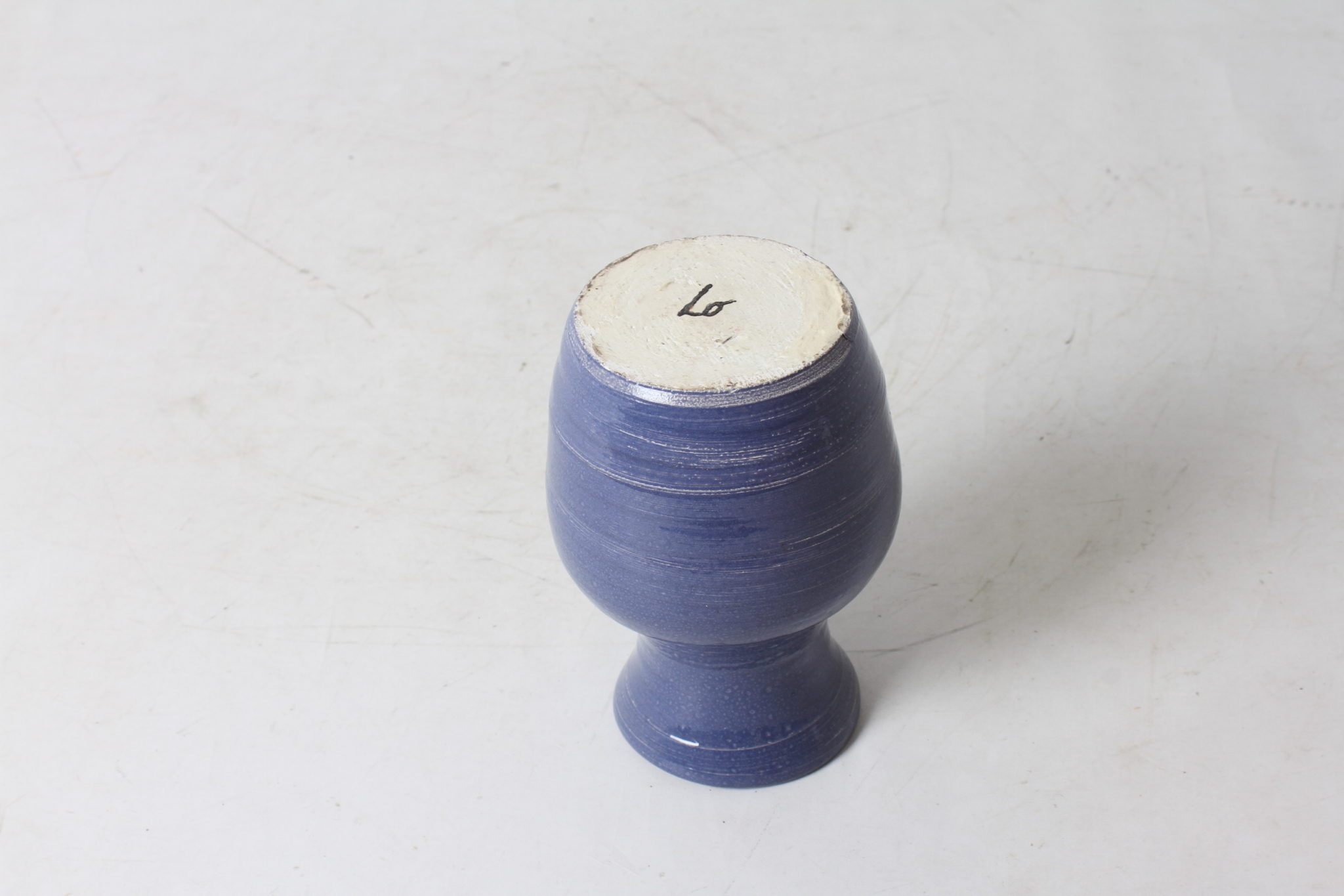 petit-vase-en-ceramique-bleu-signe-lo-objets-deco-occasion-emmaus-scherwiller-etikette (5)