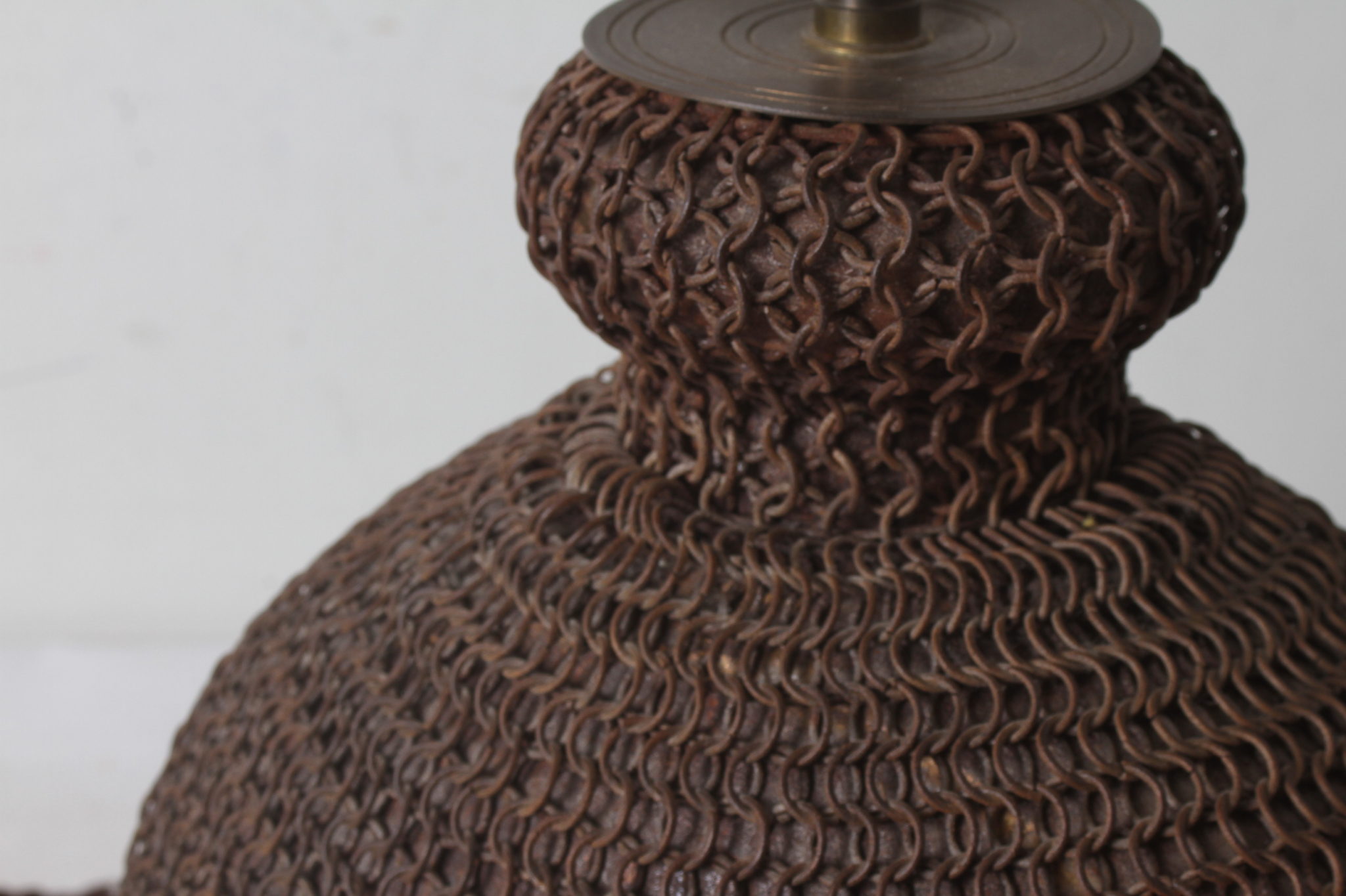 Pied de lampe fabriqué à partir d'une bonbonne grillagée-emmaus-scherwiller-etikette-occasion-brocante-lampe-ancienne (1)