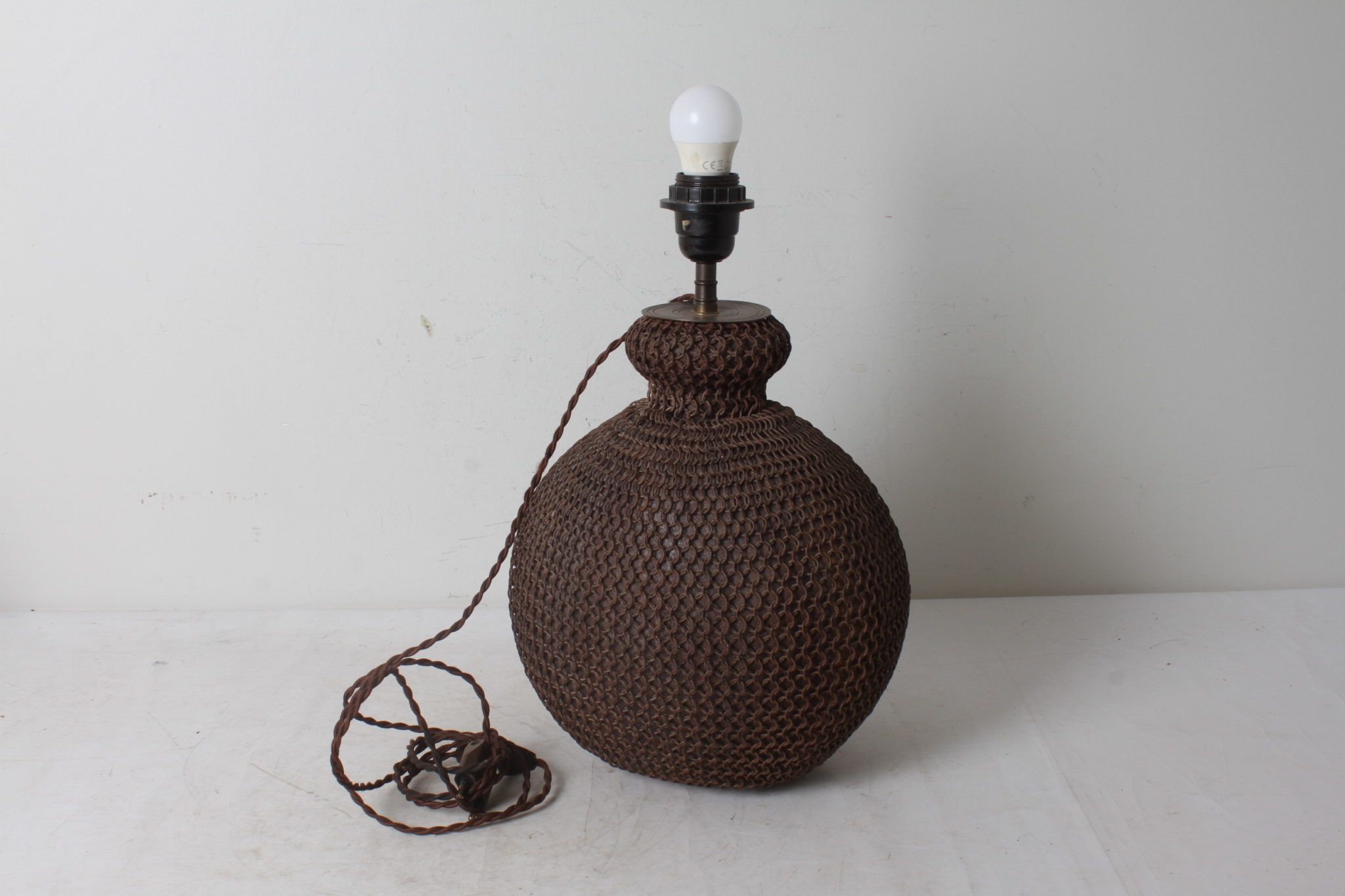 Pied de lampe fabriqué à partir d'une bonbonne grillagée-emmaus-scherwiller-etikette-occasion-brocante-lampe-ancienne (2)