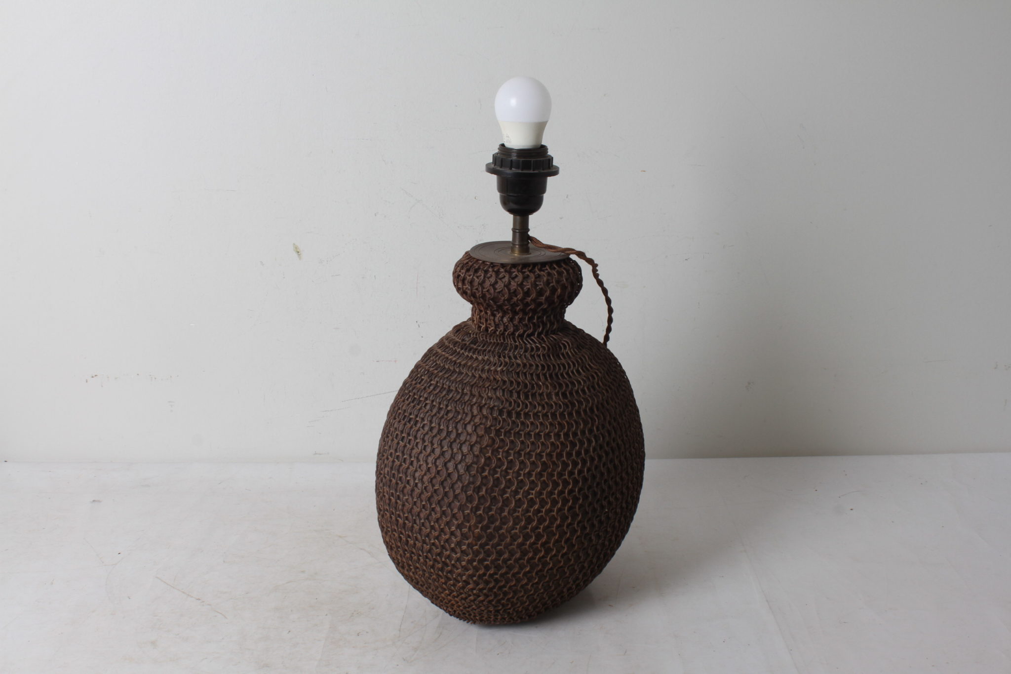 Pied de lampe fabriqué à partir d'une bonbonne grillagée-emmaus-scherwiller-etikette-occasion-brocante-lampe-ancienne (3)