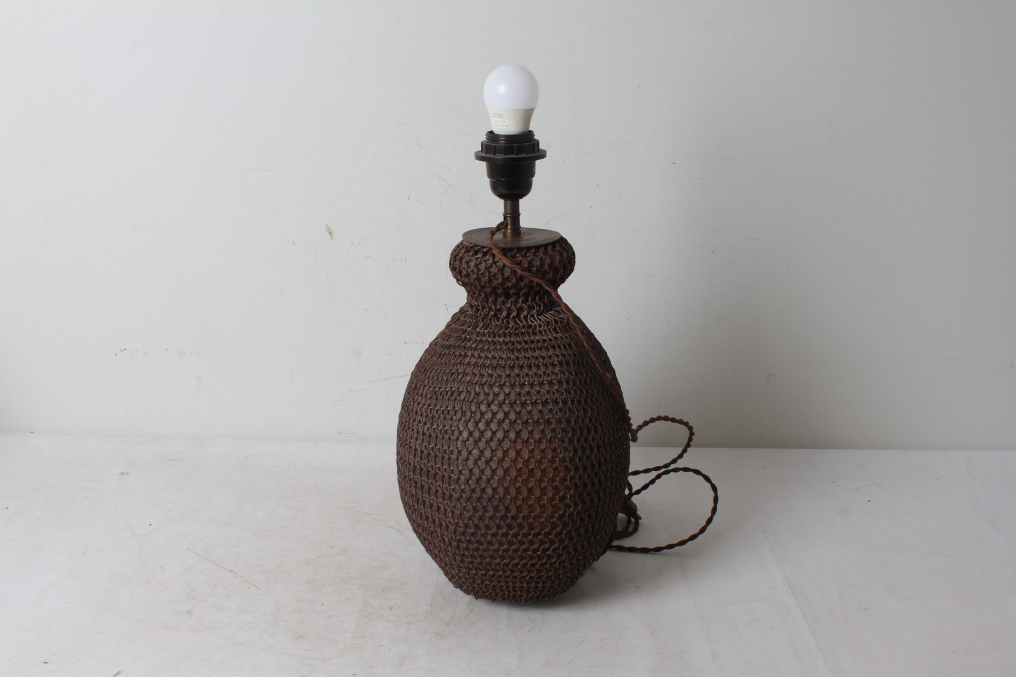 Pied de lampe fabriqué à partir d'une bonbonne grillagée-emmaus-scherwiller-etikette-occasion-brocante-lampe-ancienne (4)