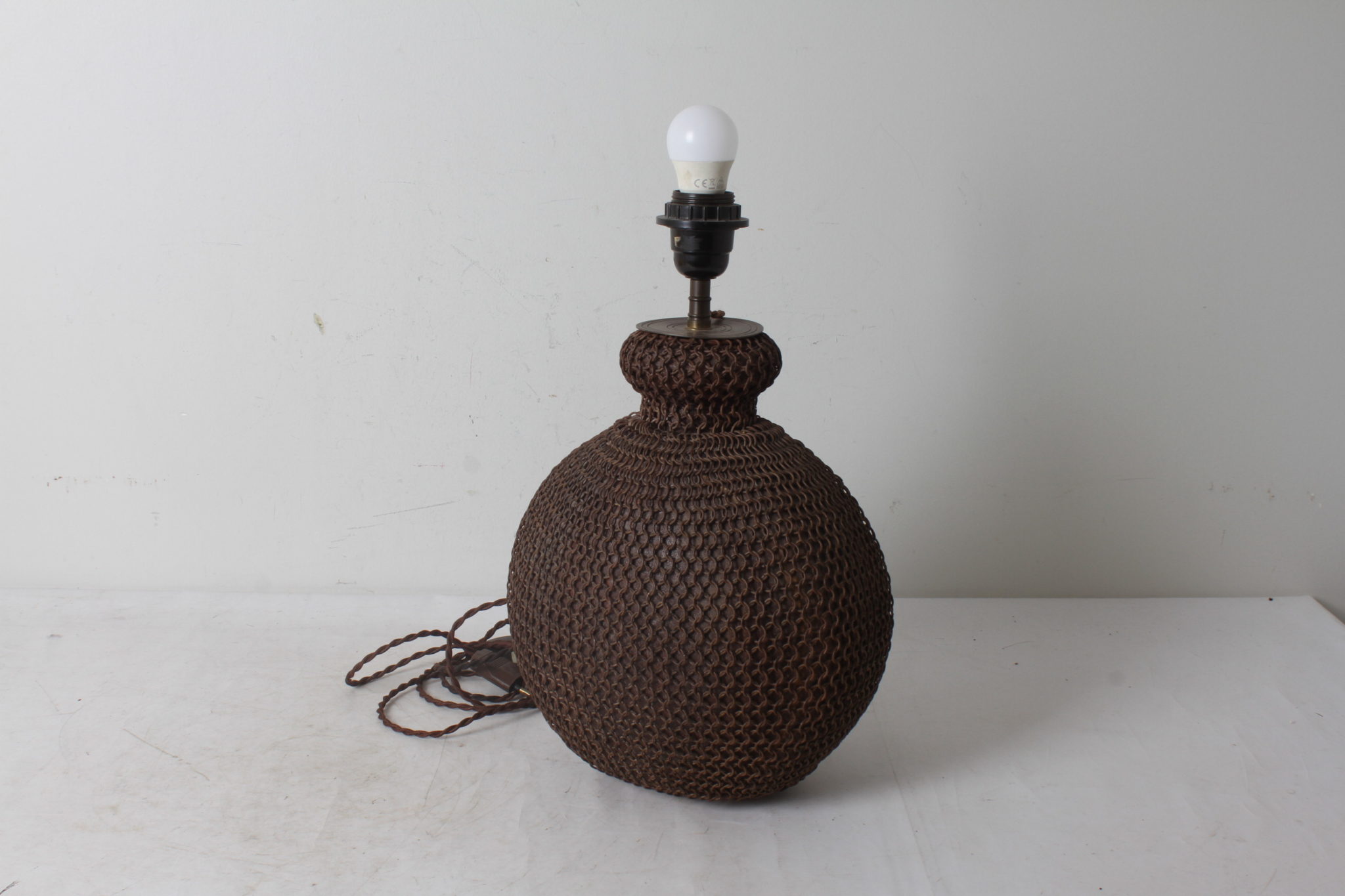 Pied de lampe fabriqué à partir d'une bonbonne grillagée-emmaus-scherwiller-etikette-occasion-brocante-lampe-ancienne (5)