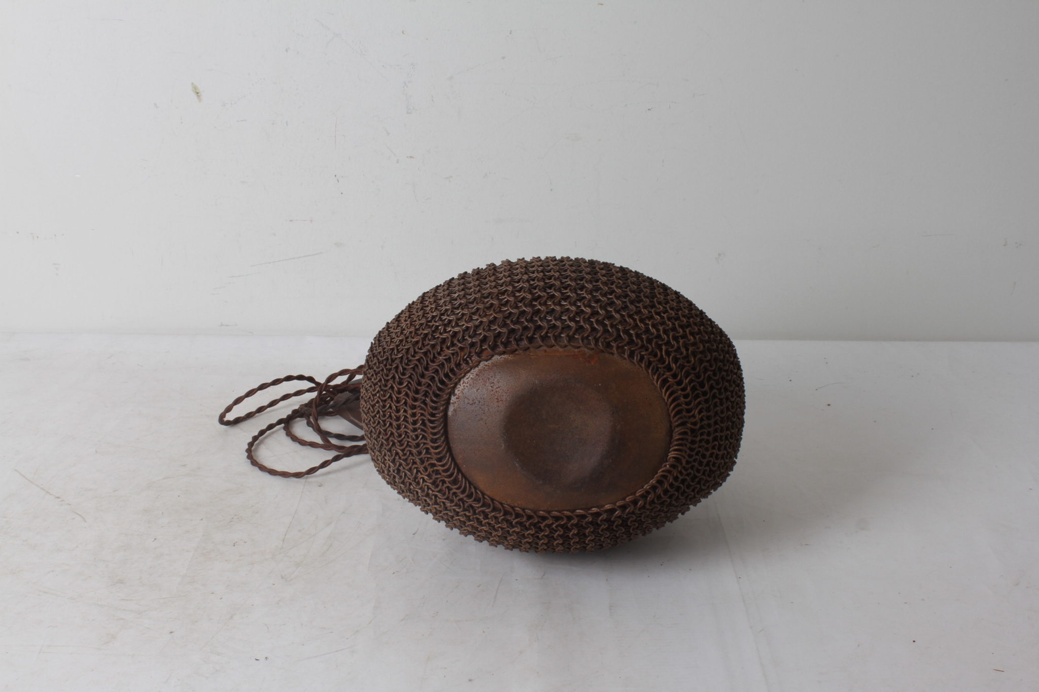 Pied de lampe fabriqué à partir d'une bonbonne grillagée-emmaus-scherwiller-etikette-occasion-brocante-lampe-ancienne (6)