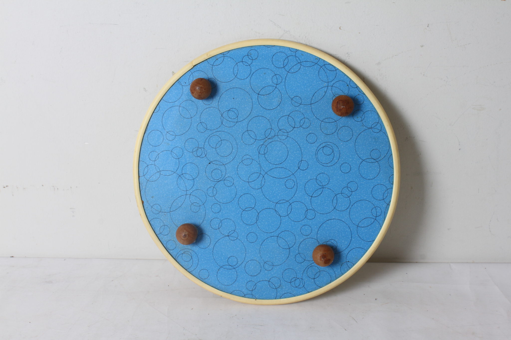 plat-de-presentation-rond-vintage-formica-jaune-sur-pieds-en-bois-art-de-la-table-occasion-brocante-emmaus-scherwiller-etikette (1)