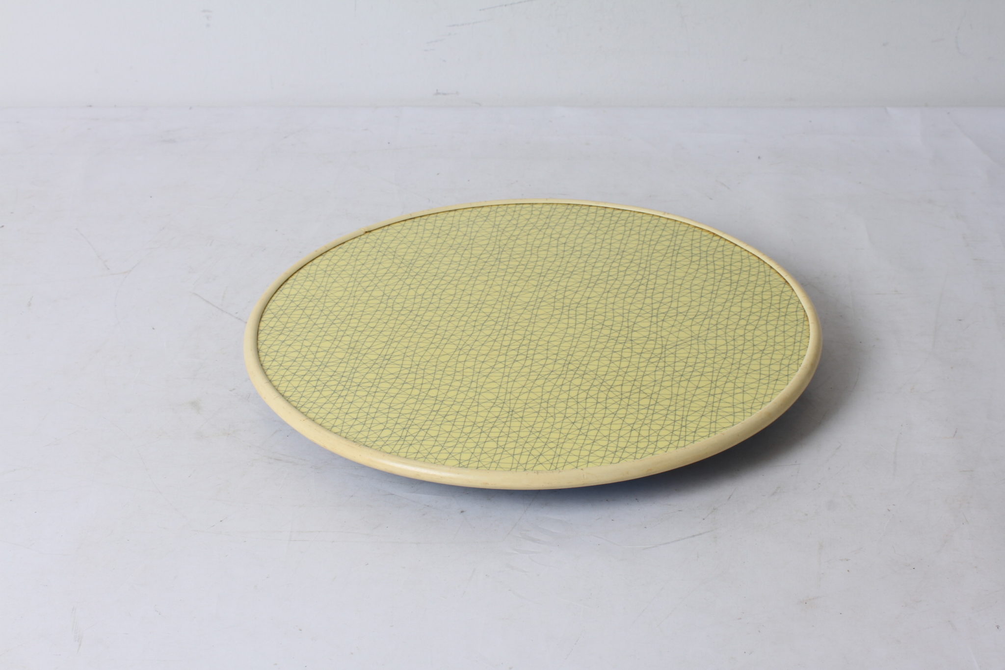 plat-de-presentation-rond-vintage-formica-jaune-sur-pieds-en-bois-art-de-la-table-occasion-brocante-emmaus-scherwiller-etikette (2)