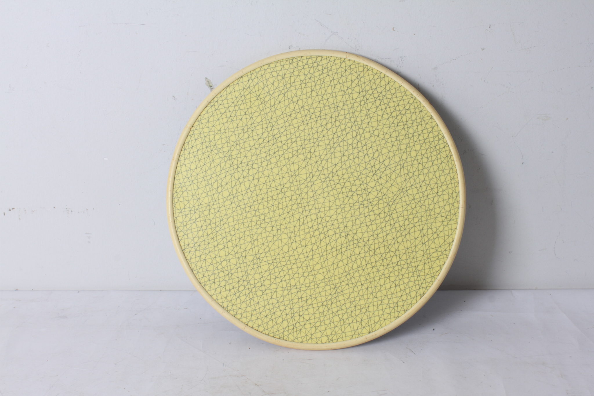 plat-de-presentation-rond-vintage-formica-jaune-sur-pieds-en-bois-art-de-la-table-occasion-brocante-emmaus-scherwiller-etikette (3)