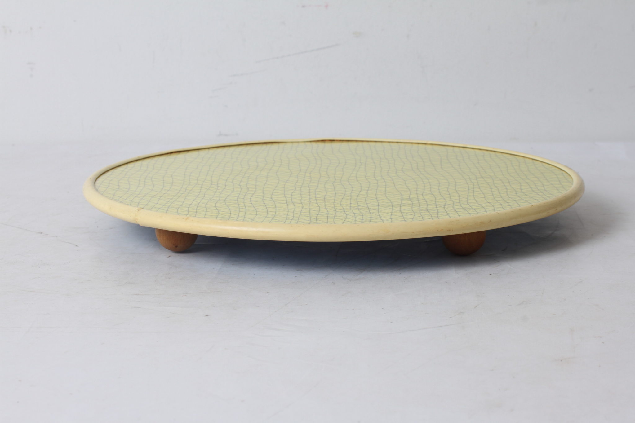 plat-de-presentation-rond-vintage-formica-jaune-sur-pieds-en-bois-art-de-la-table-occasion-brocante-emmaus-scherwiller-etikette (4)