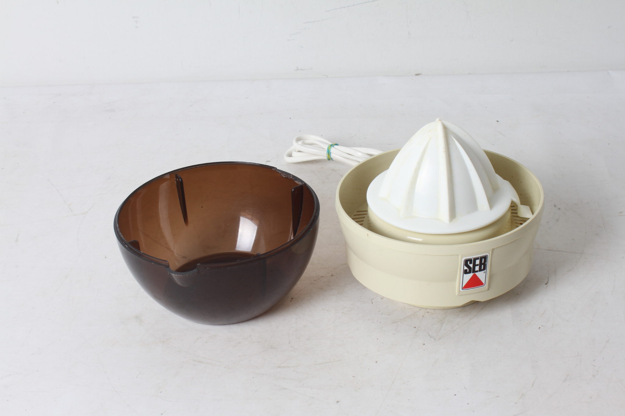 presse-agrume-electrique-space-age-vintage-seb-petit-electromenager-occasion-emmaus-scherwiller-etikette (3)