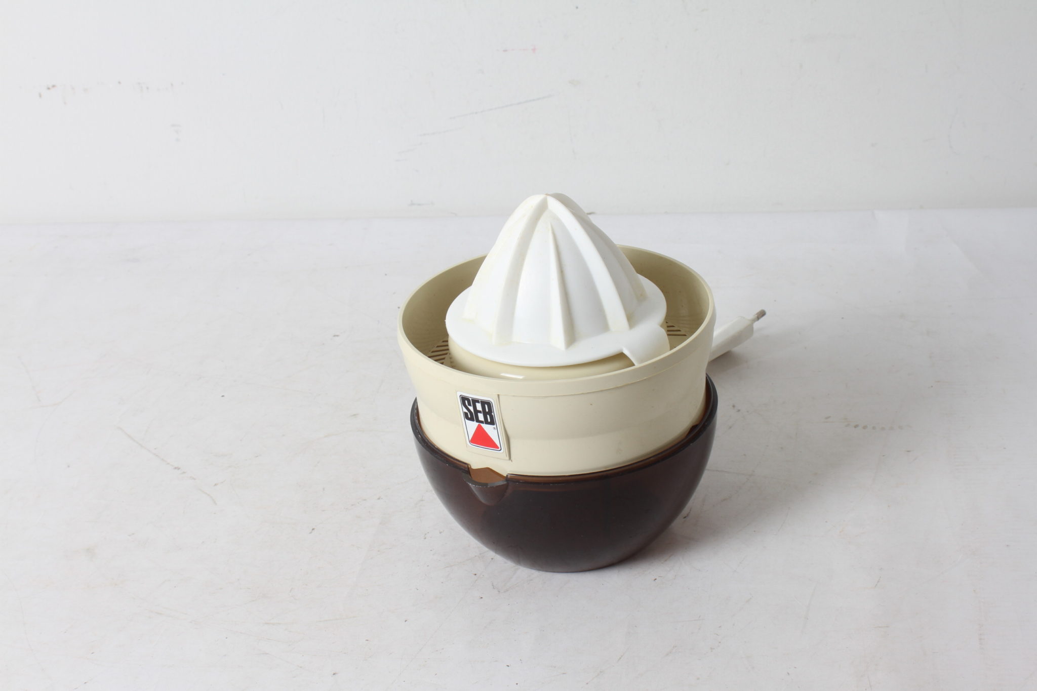 presse-agrume-electrique-space-age-vintage-seb-petit-electromenager-occasion-emmaus-scherwiller-etikette (4)