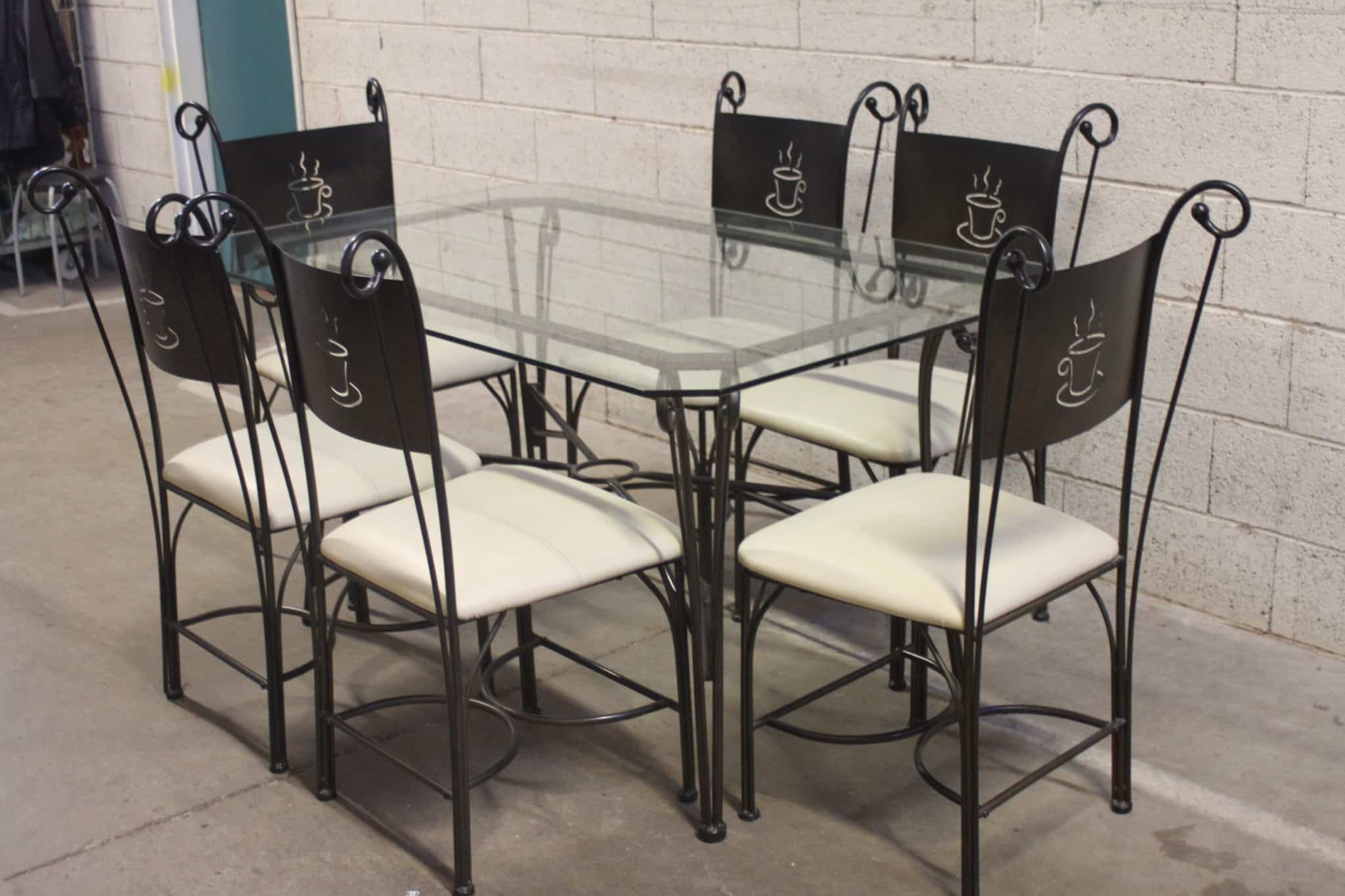 salle-a-manger-fer-forge-verre-skai-motif-tasse-cafe-mobilier-brocante-occasion-emmaus-scherwiller-etikette (2)