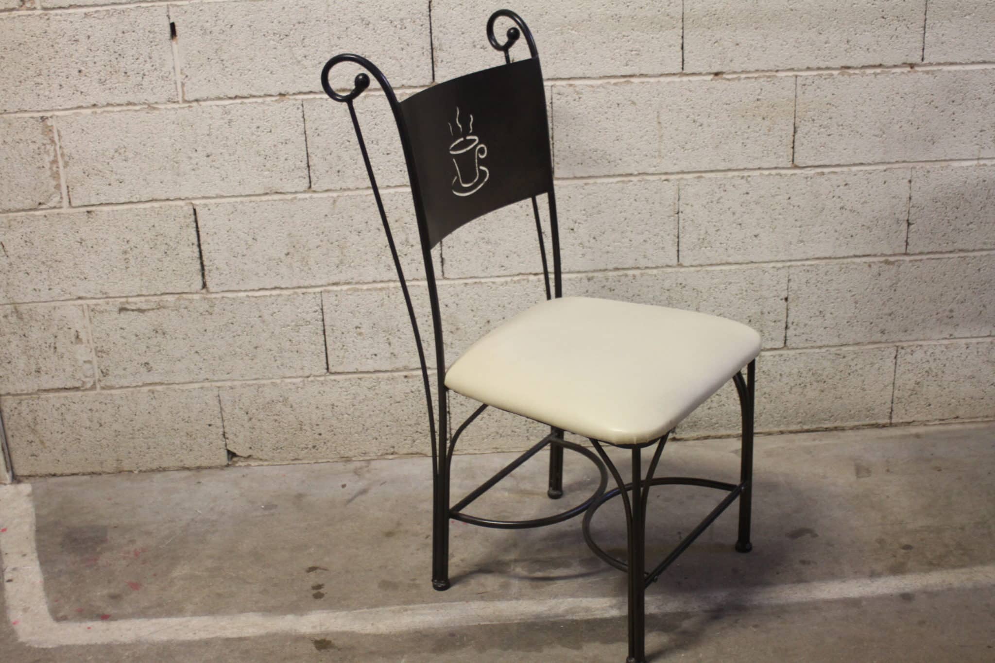 salle-a-manger-fer-forge-verre-skai-motif-tasse-cafe-mobilier-brocante-occasion-emmaus-scherwiller-etikette (6)