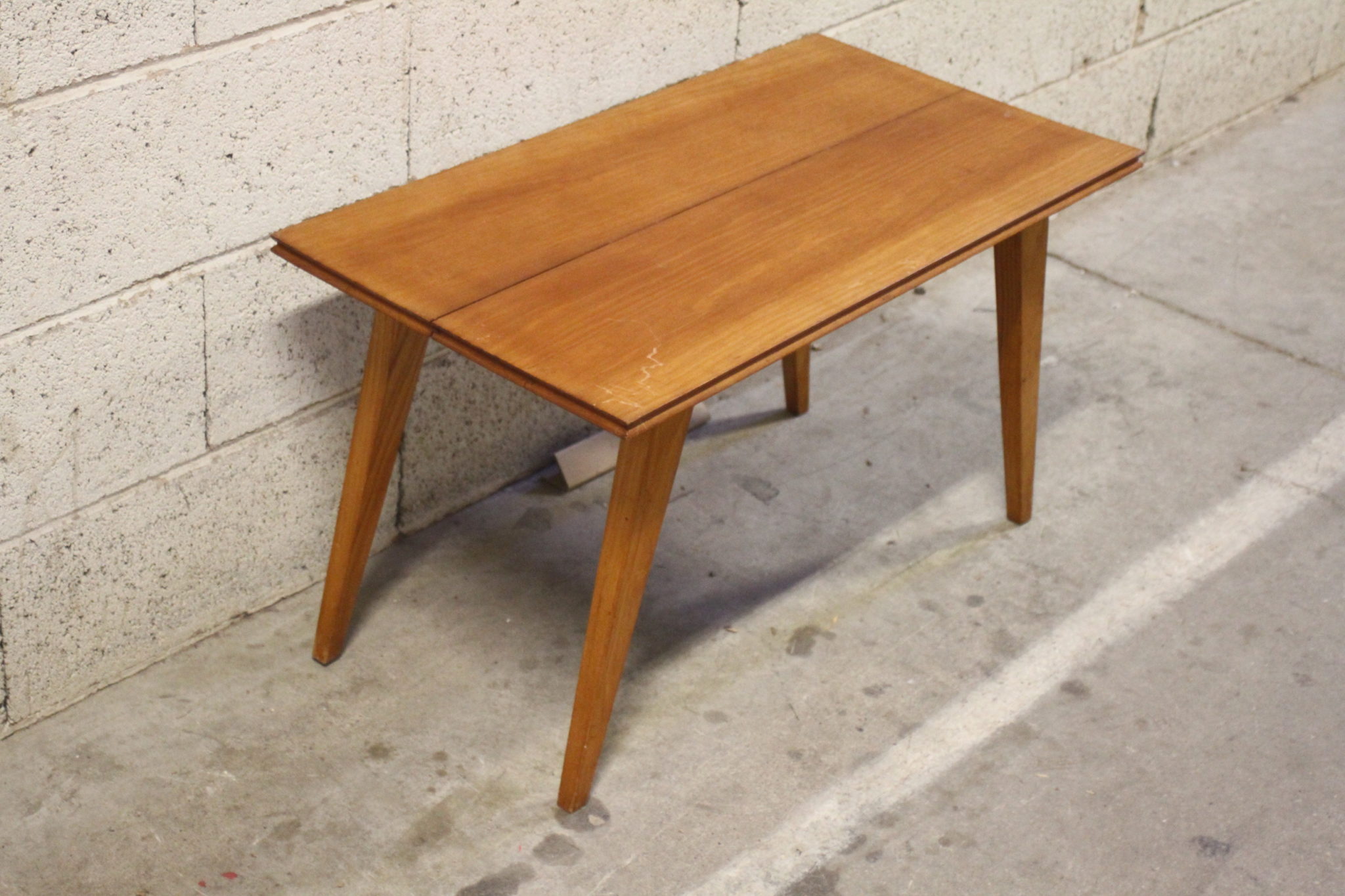 table-basse-vintage-bois-pieds-compas-design-scandinave-mobilier-brocante-occasion-emmaus-scherwiller-etikette (2)