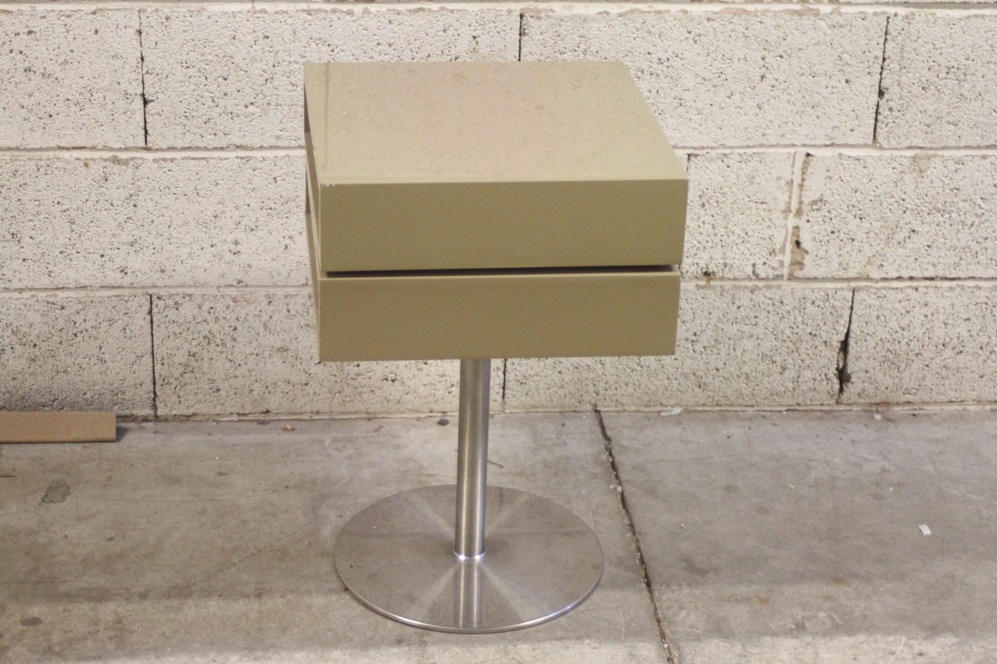 table-de-chevet-space-age-pied-acier-double-plateaux-pivotants-laque-mobilier-design-brocante-occasion-emmaus-scherwiller-etikette (1)