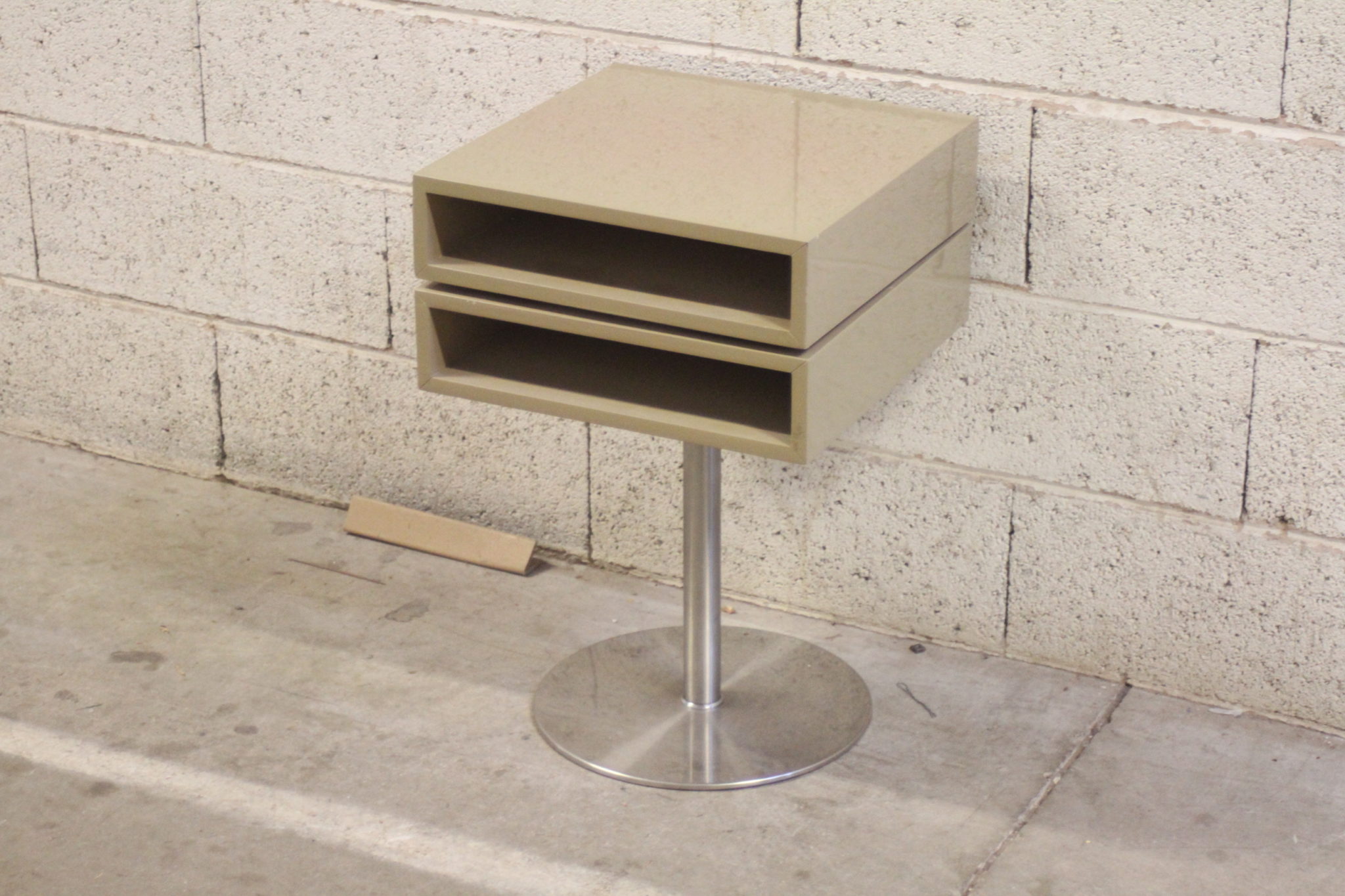 table-de-chevet-space-age-pied-acier-double-plateaux-pivotants-laque-mobilier-design-brocante-occasion-emmaus-scherwiller-etikette (2)