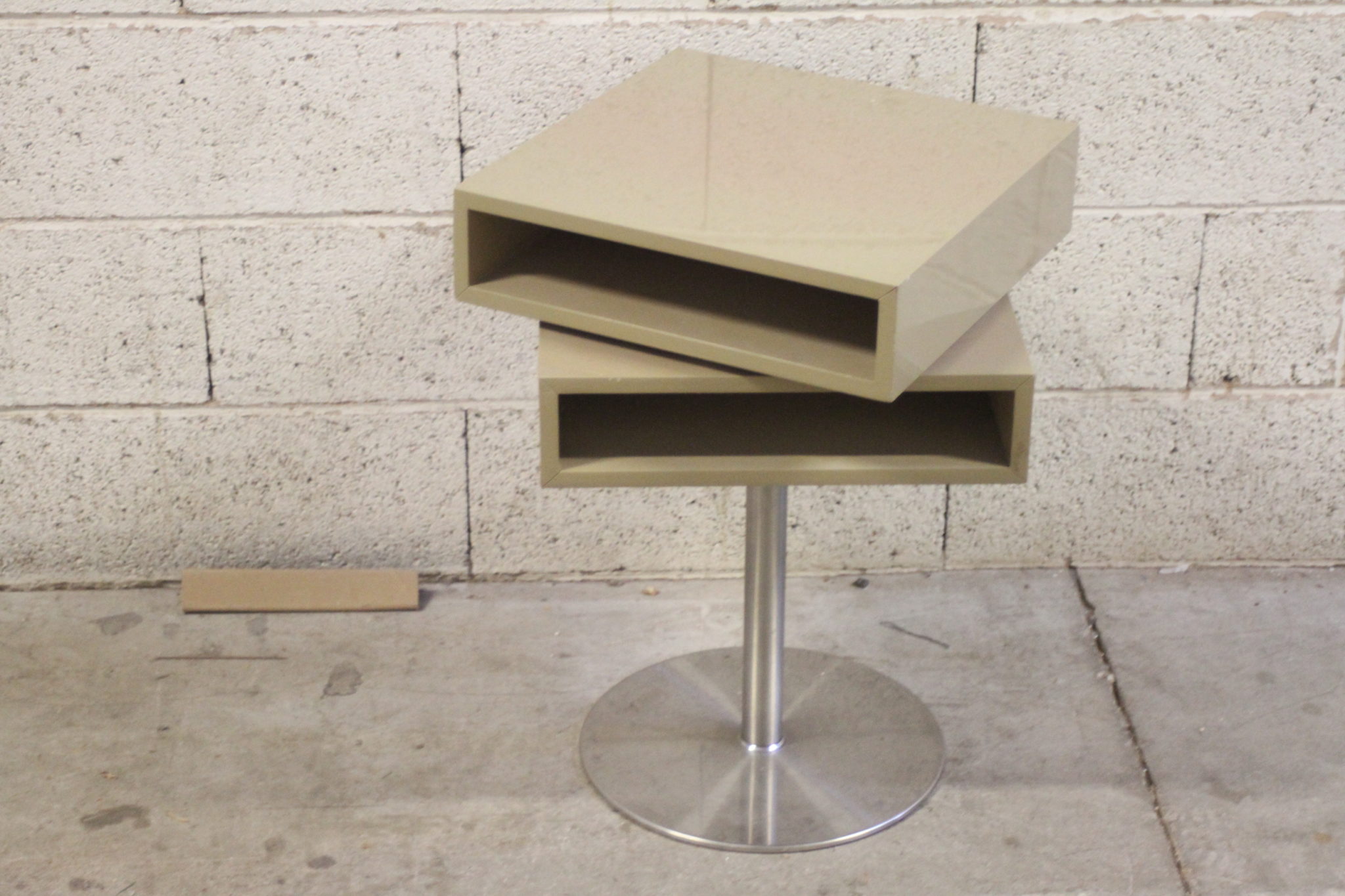 table-de-chevet-space-age-pied-acier-double-plateaux-pivotants-laque-mobilier-design-brocante-occasion-emmaus-scherwiller-etikette (3)