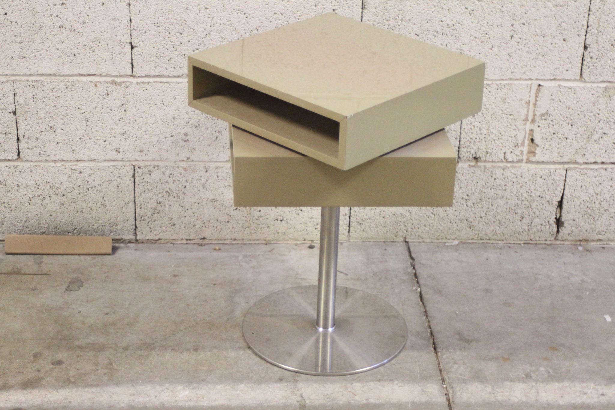 table-de-chevet-space-age-pied-acier-double-plateaux-pivotants-laque-mobilier-design-brocante-occasion-emmaus-scherwiller-etikette (4)