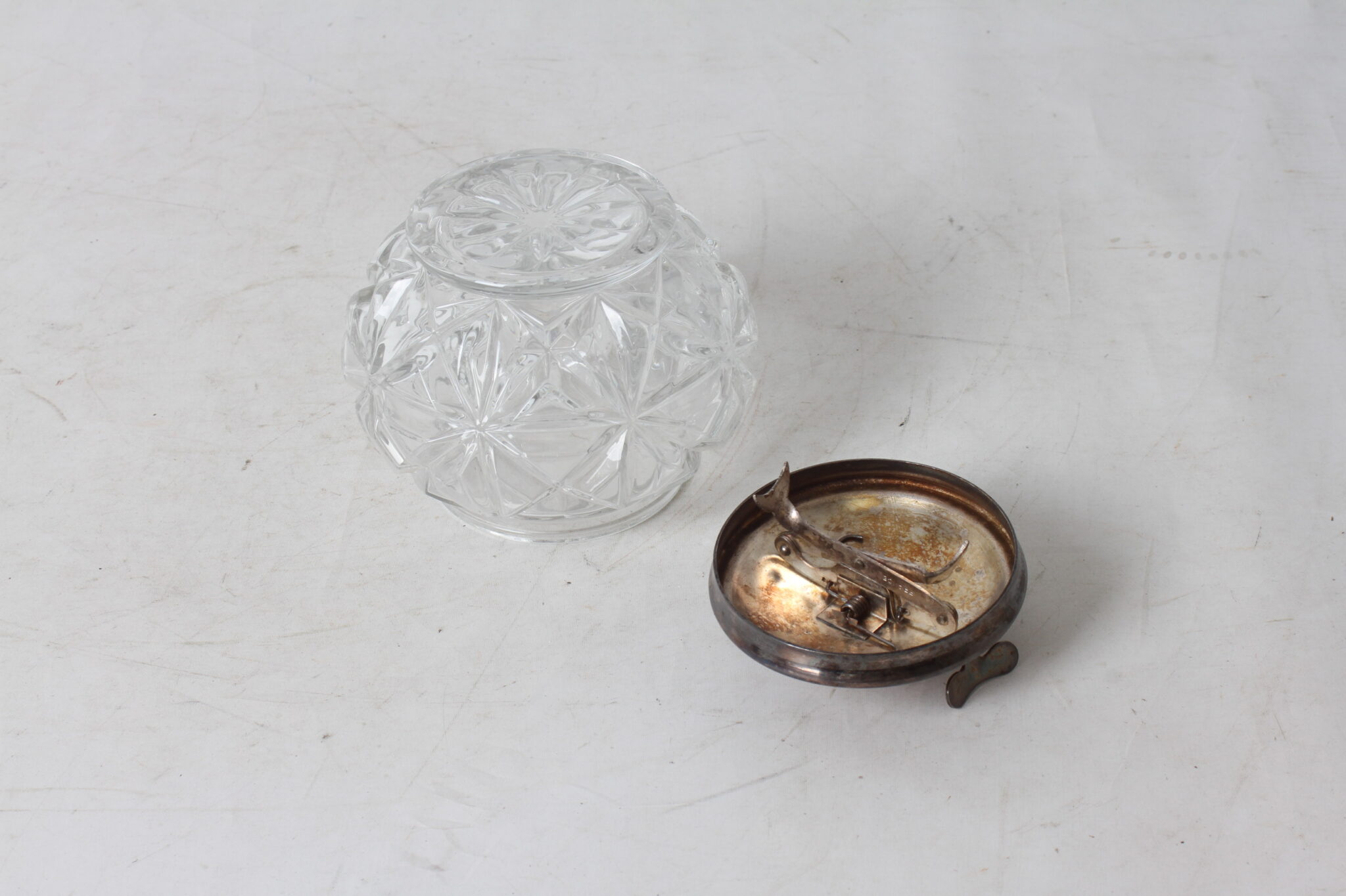 ancien-sucrier-verre-taille-avec-ponce-integree-art-de-la-table-occasion-emmaus-scherwiller-etikette (1)