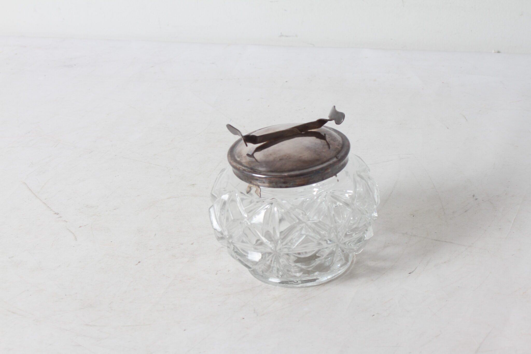 ancien-sucrier-verre-taille-avec-ponce-integree-art-de-la-table-occasion-emmaus-scherwiller-etikette (2)