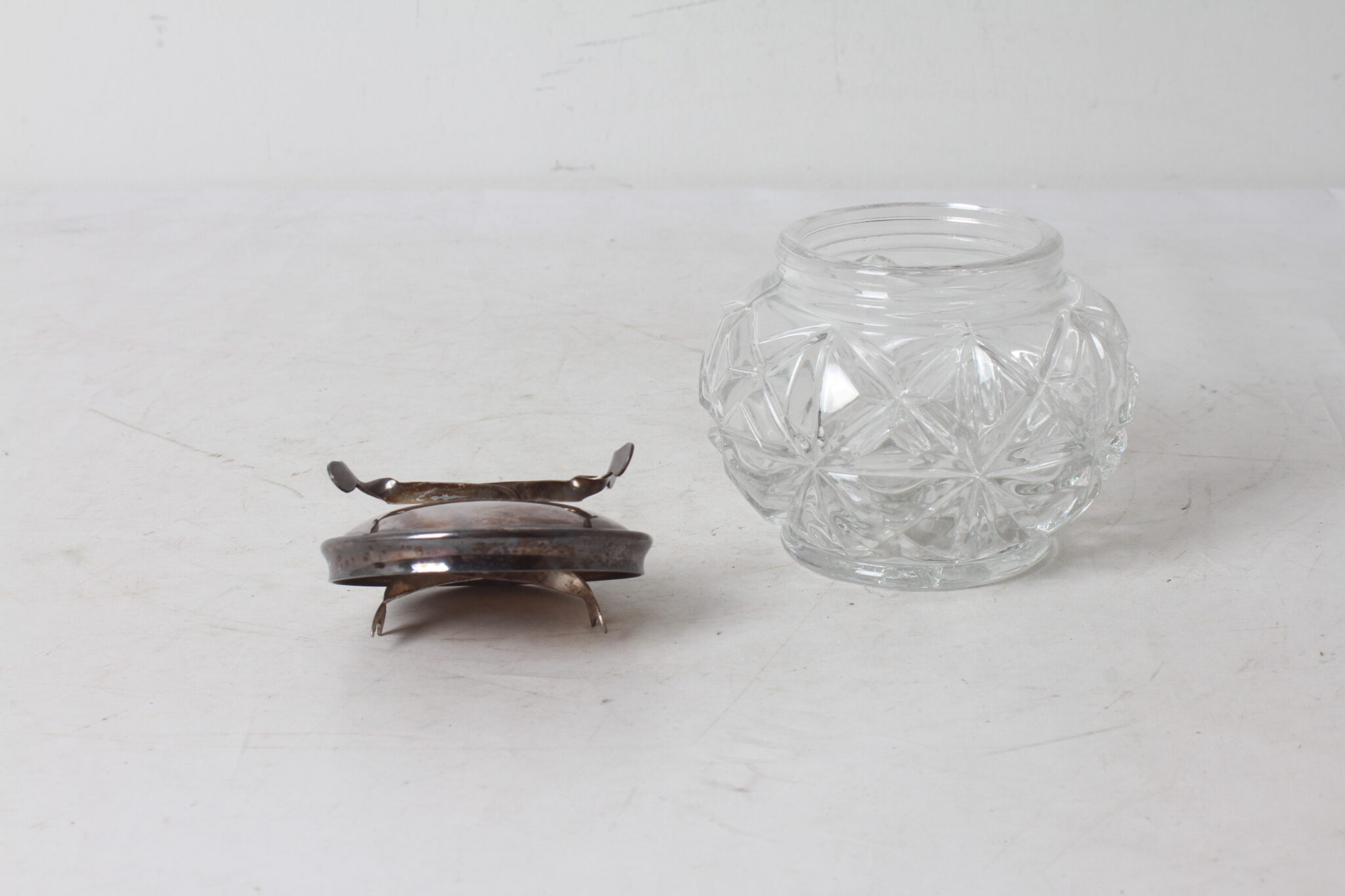 ancien-sucrier-verre-taille-avec-ponce-integree-art-de-la-table-occasion-emmaus-scherwiller-etikette (4)