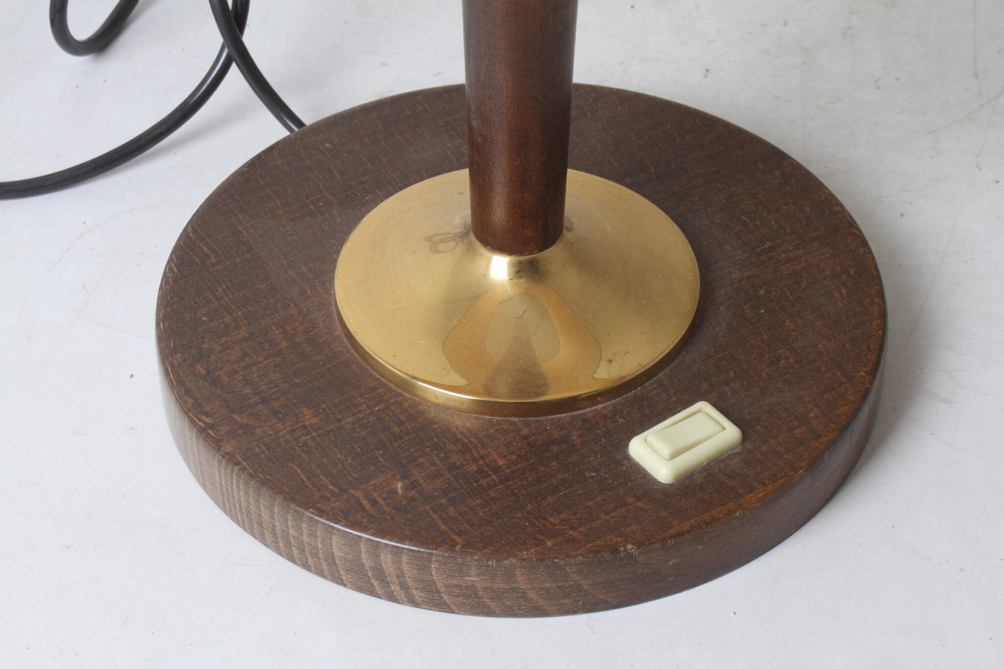 ancienne-lampe-de-table-bureau-unilux-bois-socle-rond-decor-dore-luminaires-occasion-brocante-emmaus-scherwiller-etikette (1)