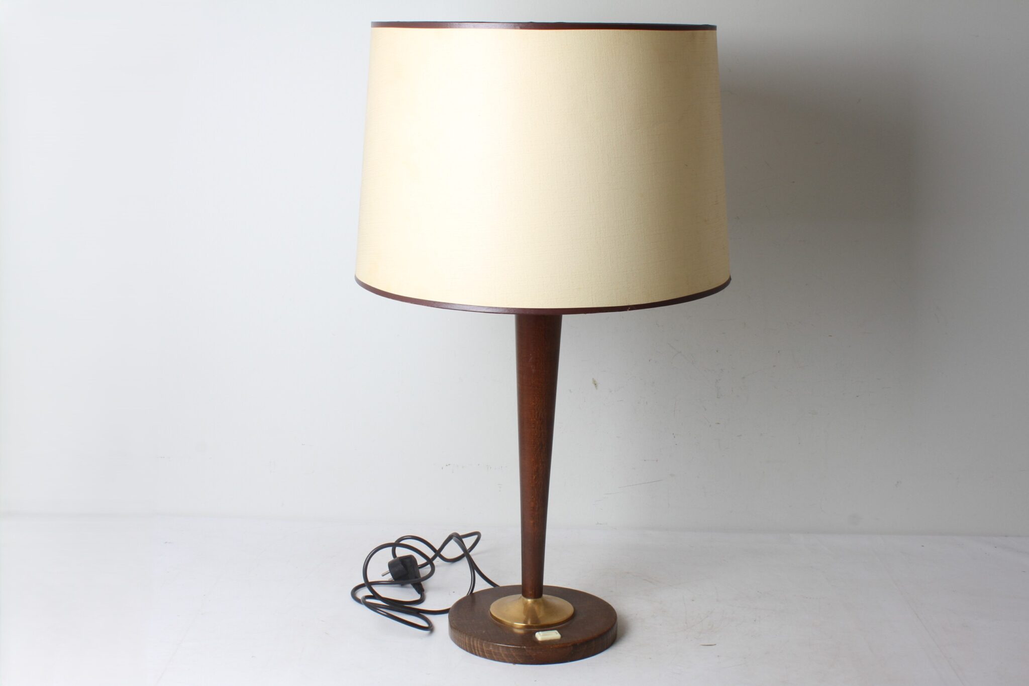 ancienne-lampe-de-table-bureau-unilux-bois-socle-rond-decor-dore-luminaires-occasion-brocante-emmaus-scherwiller-etikette (3)