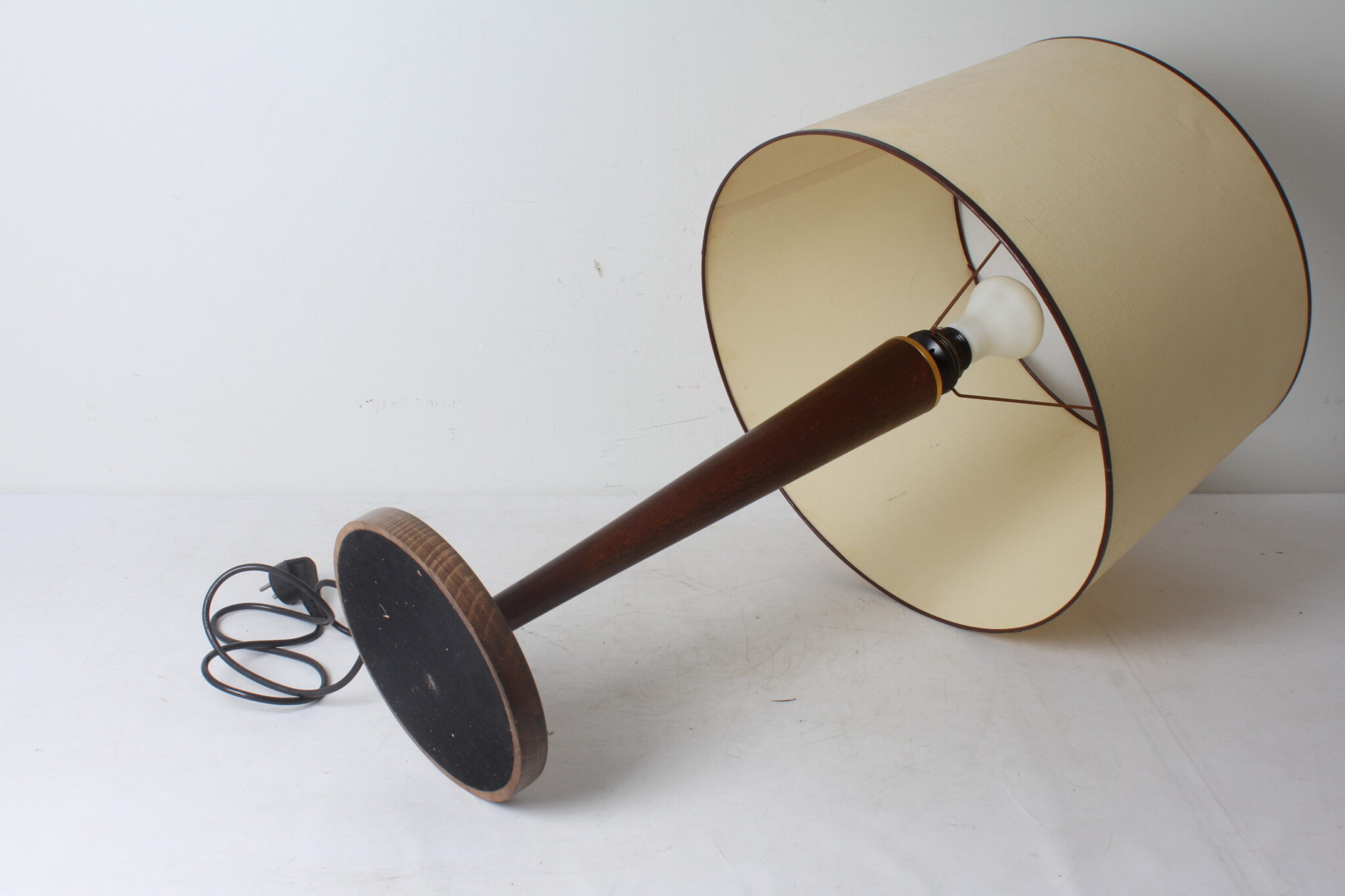 ancienne-lampe-de-table-bureau-unilux-bois-socle-rond-decor-dore-luminaires-occasion-brocante-emmaus-scherwiller-etikette (4)