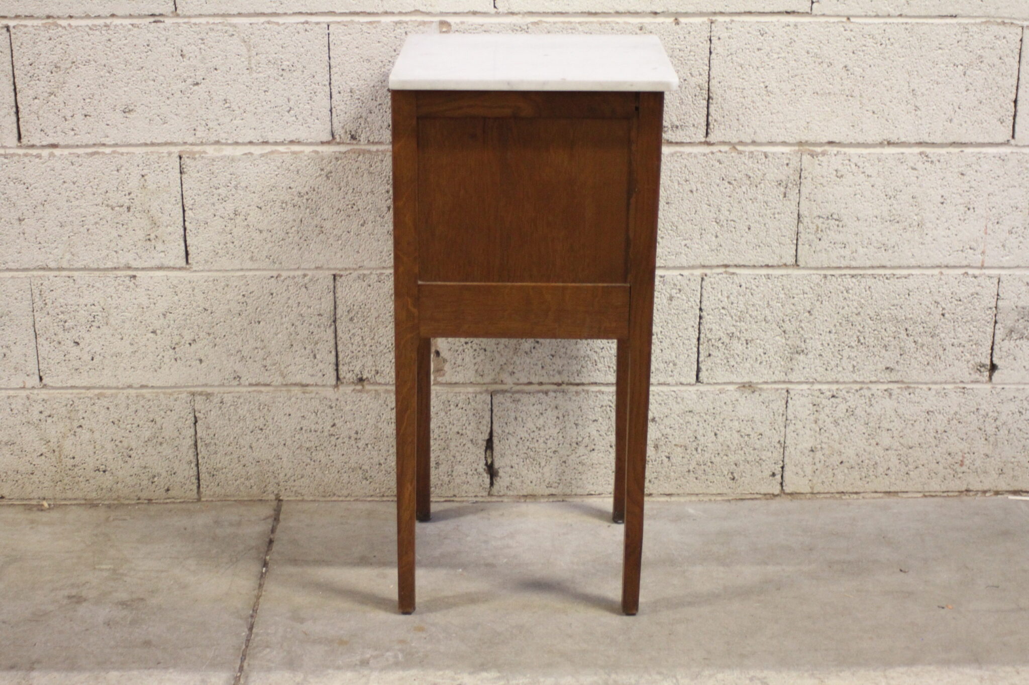 ancienne-table-de-chevet-sur-pieds-bois-marbre-1-porte-1-tiroir-compartiment-pot-de-chambre-mobilier-brocante-occasion-emmaus-scherwiller-etikette (1)
