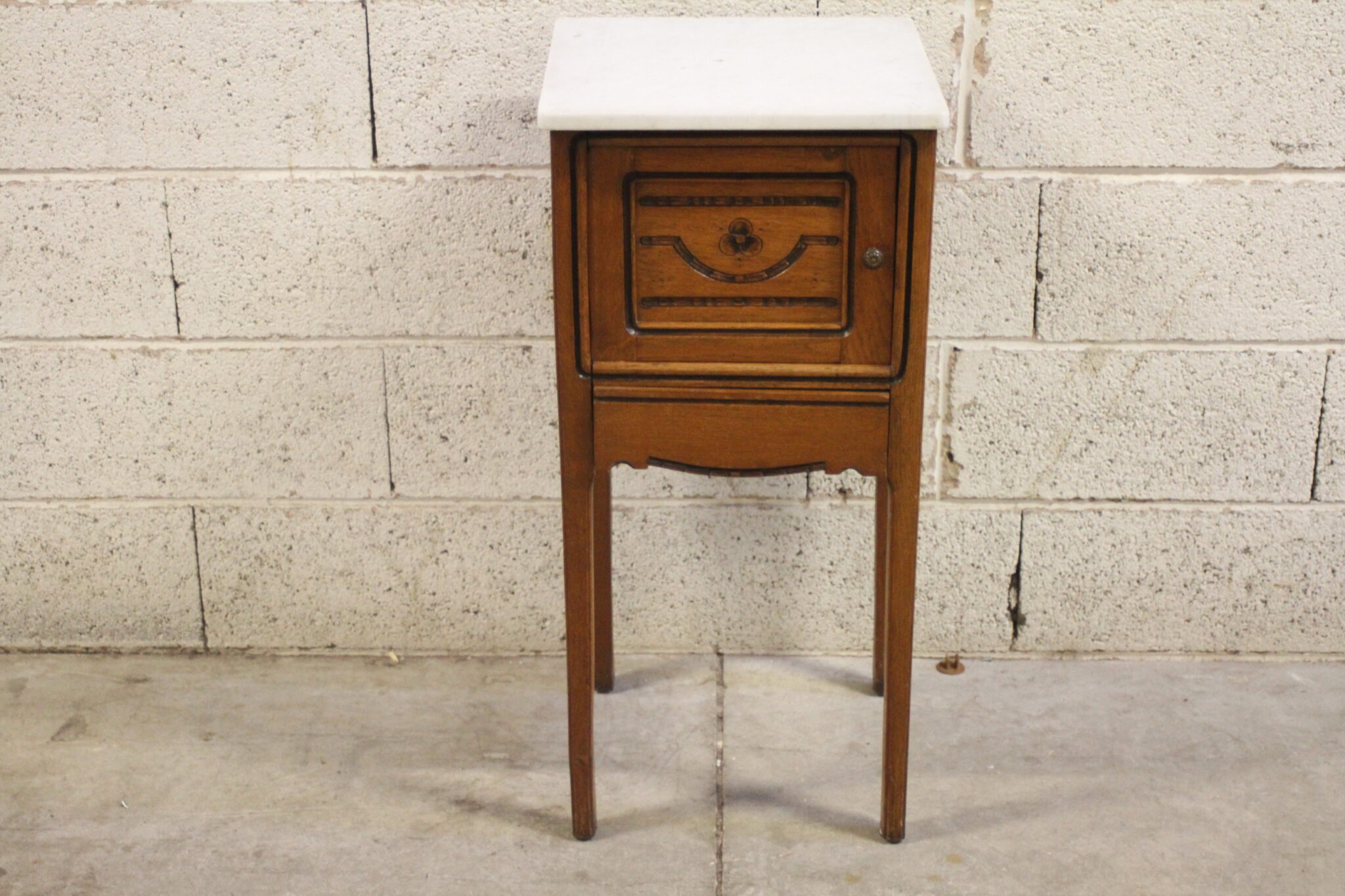 ancienne-table-de-chevet-sur-pieds-bois-marbre-1-porte-1-tiroir-compartiment-pot-de-chambre-mobilier-brocante-occasion-emmaus-scherwiller-etikette (2)