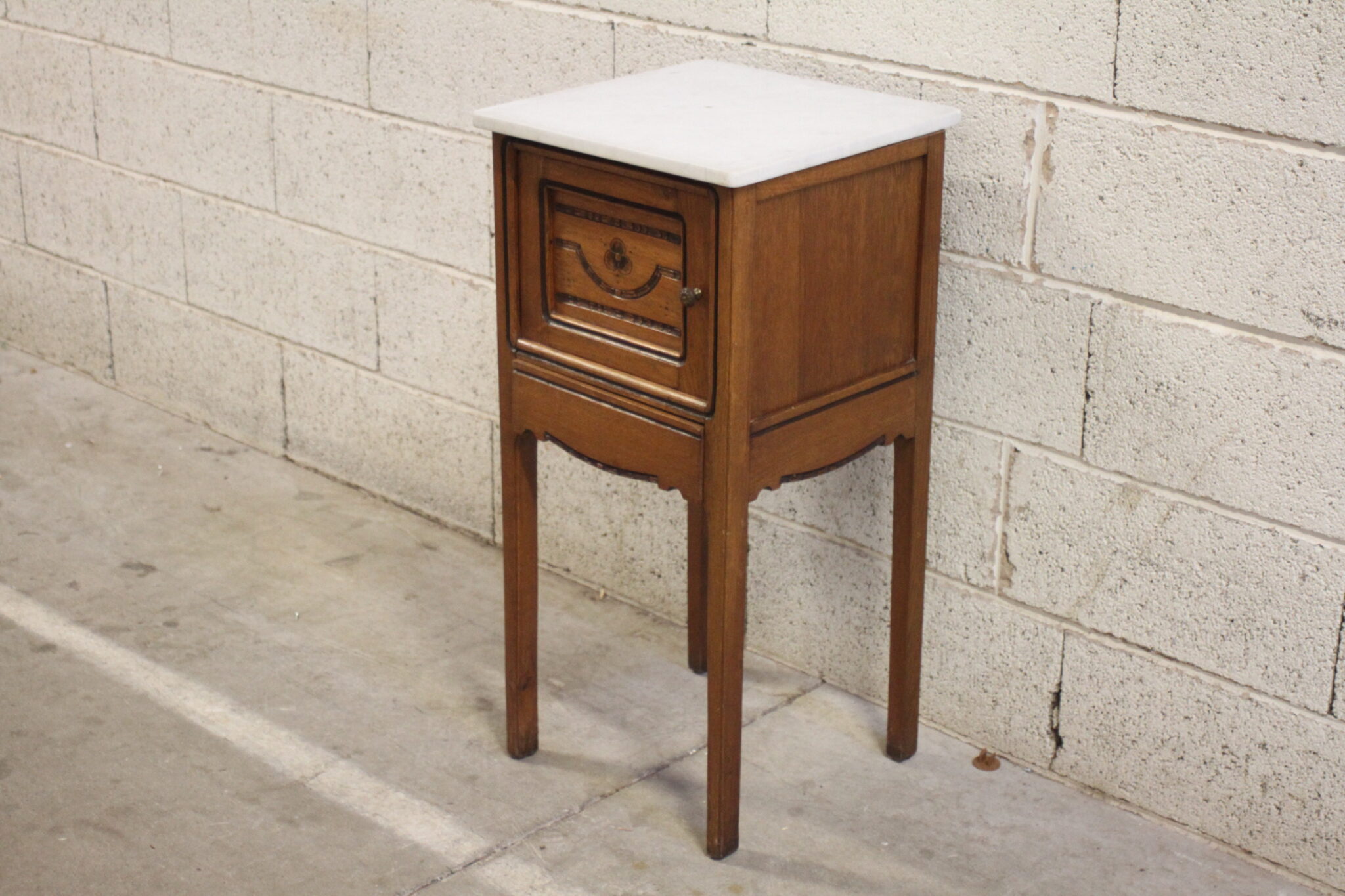 ancienne-table-de-chevet-sur-pieds-bois-marbre-1-porte-1-tiroir-compartiment-pot-de-chambre-mobilier-brocante-occasion-emmaus-scherwiller-etikette (3)