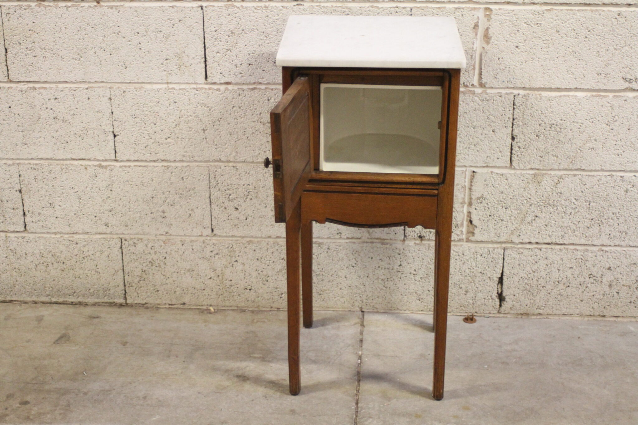 ancienne-table-de-chevet-sur-pieds-bois-marbre-1-porte-1-tiroir-compartiment-pot-de-chambre-mobilier-brocante-occasion-emmaus-scherwiller-etikette (4)