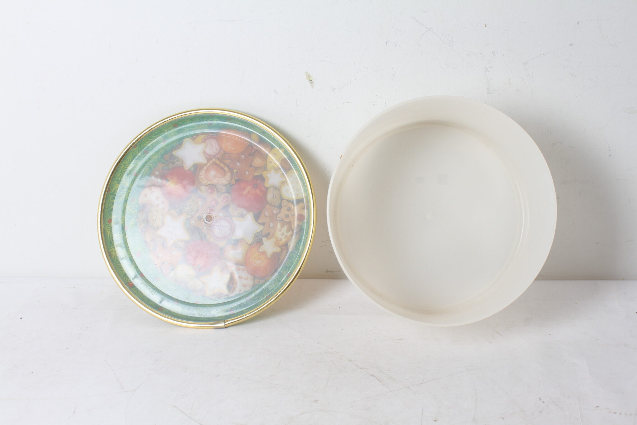 boite-a-biscuits-hermetique-vintage-plastique-decor-noel-art-de-la-table-occasion-emmaus-scherwiller-etikette (1)