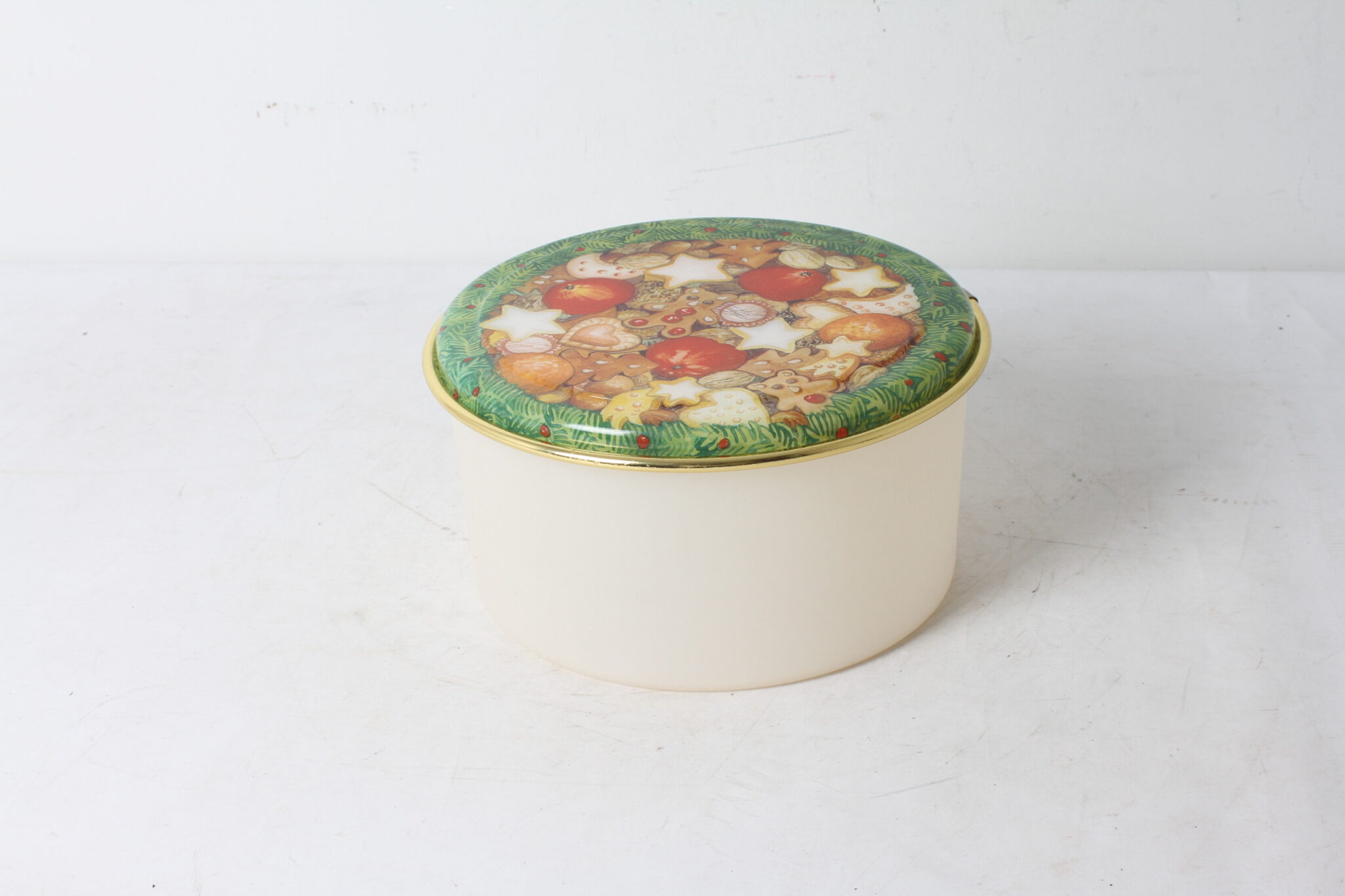 boite-a-biscuits-hermetique-vintage-plastique-decor-noel-art-de-la-table-occasion-emmaus-scherwiller-etikette (2)