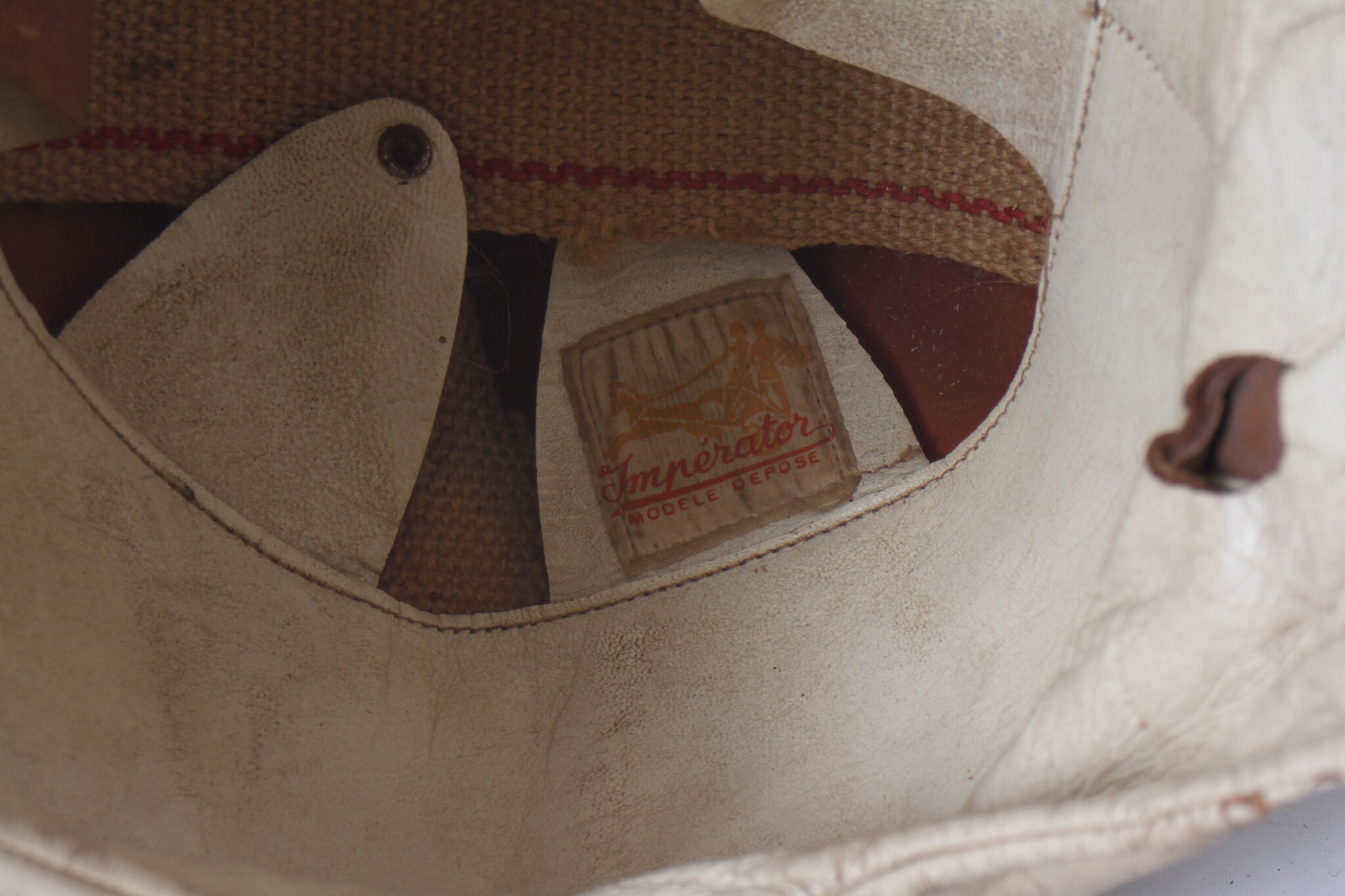 casque-moto-scooter-vintage-marque-imperator-modele-depose-equipement-moto-collection-brocante-occasion-emmaus-scherwiller-etikette (5)