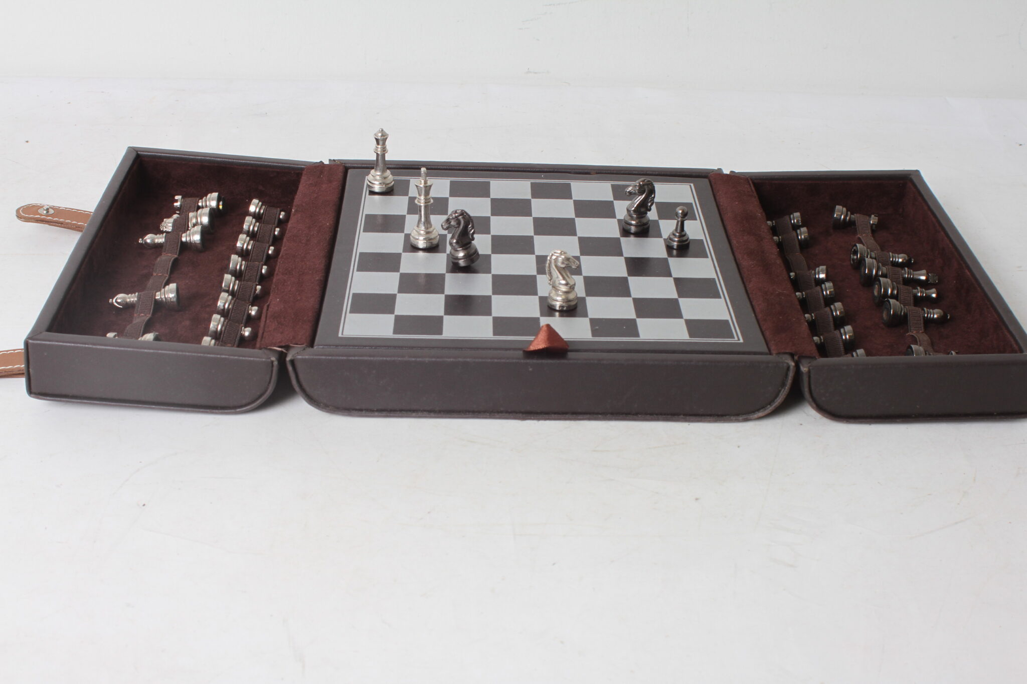 coffret-de-voyage-jeux-echecs-backgammon-cuir-spirit-of-st-louis-jeux-occasion-brocante-emmaus-scherwiller-etikette (1)