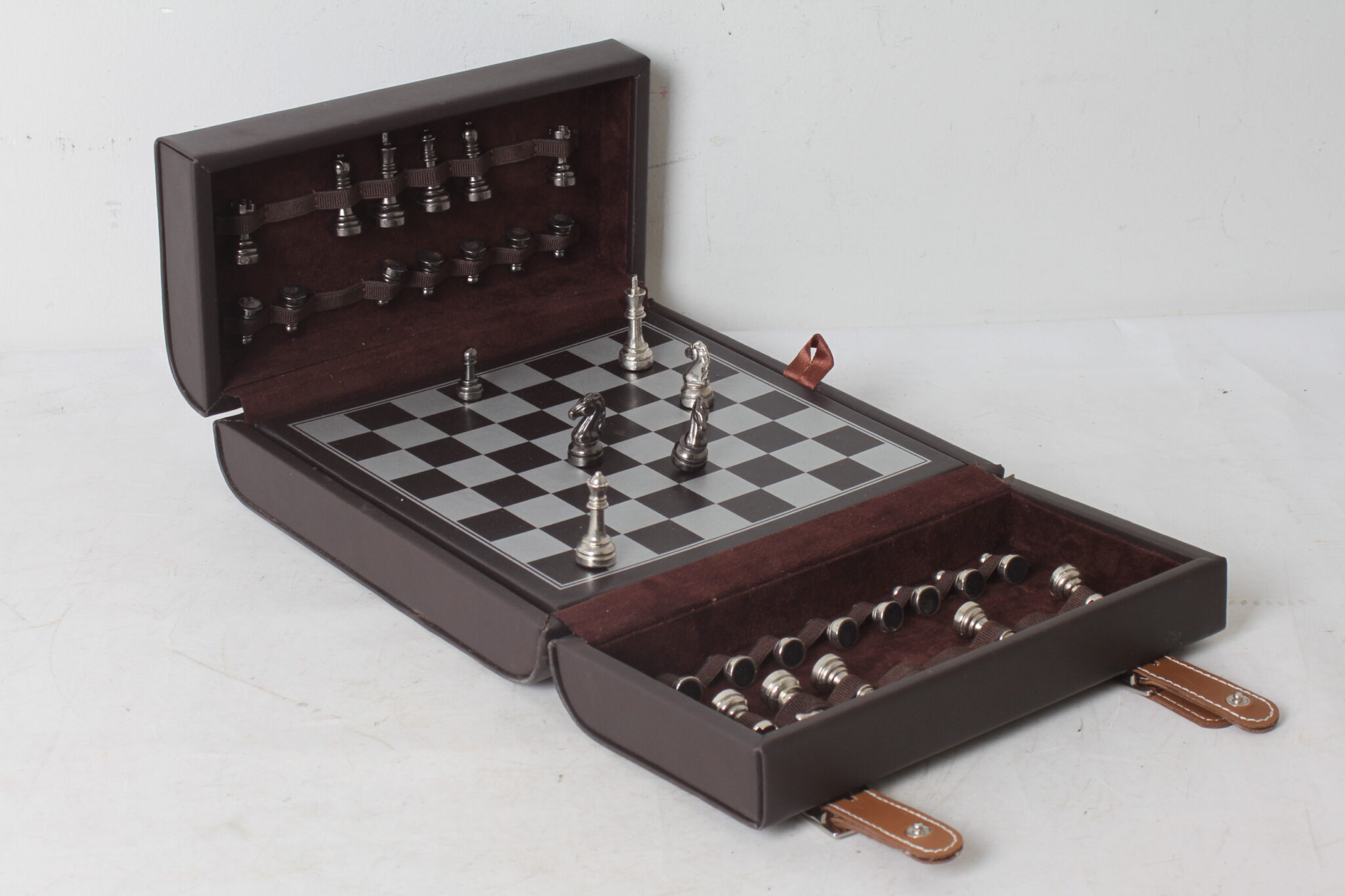 coffret-de-voyage-jeux-echecs-backgammon-cuir-spirit-of-st-louis-jeux-occasion-brocante-emmaus-scherwiller-etikette (2)