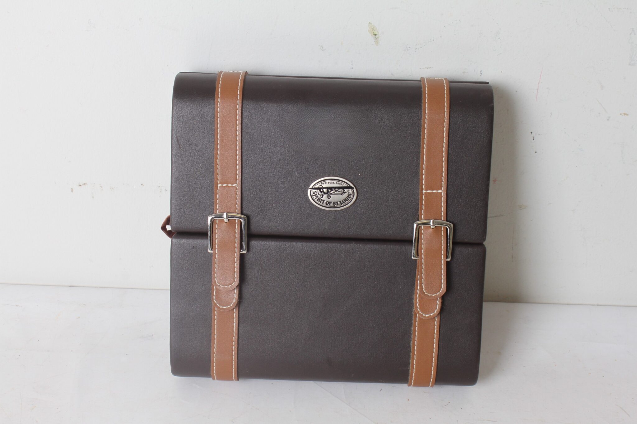 coffret-de-voyage-jeux-echecs-backgammon-cuir-spirit-of-st-louis-jeux-occasion-brocante-emmaus-scherwiller-etikette (3)