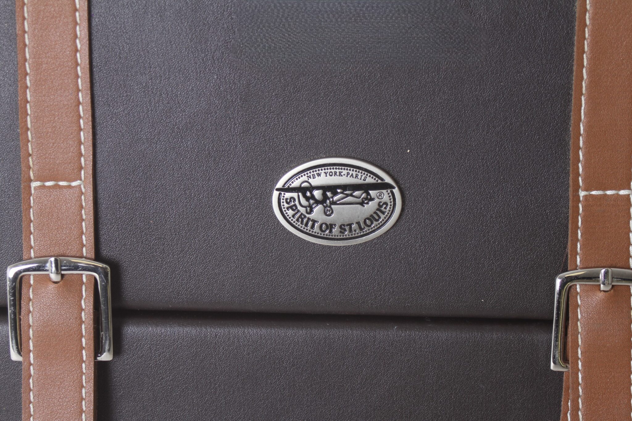 coffret-de-voyage-jeux-echecs-backgammon-cuir-spirit-of-st-louis-jeux-occasion-brocante-emmaus-scherwiller-etikette (4)