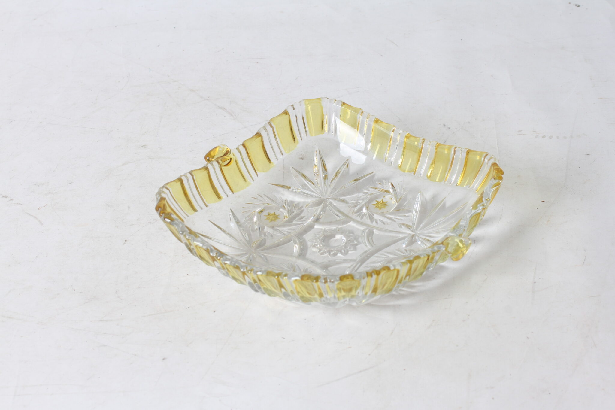 coupelle-vintage-en-verre-transparent-jaune-art-de-la-table-objets-deco-occasion-emmaus-scherwiller-etikette (2)