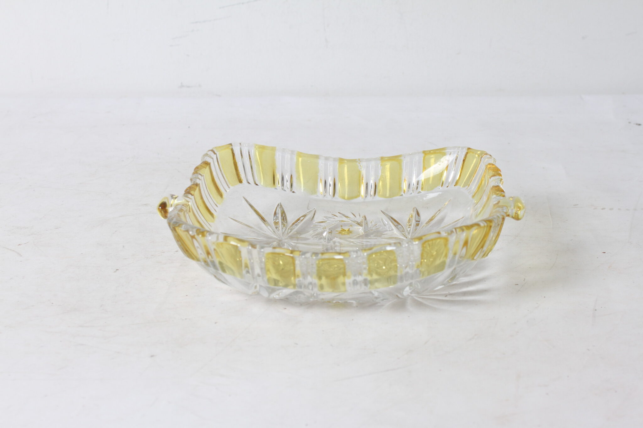 coupelle-vintage-en-verre-transparent-jaune-art-de-la-table-objets-deco-occasion-emmaus-scherwiller-etikette (3)