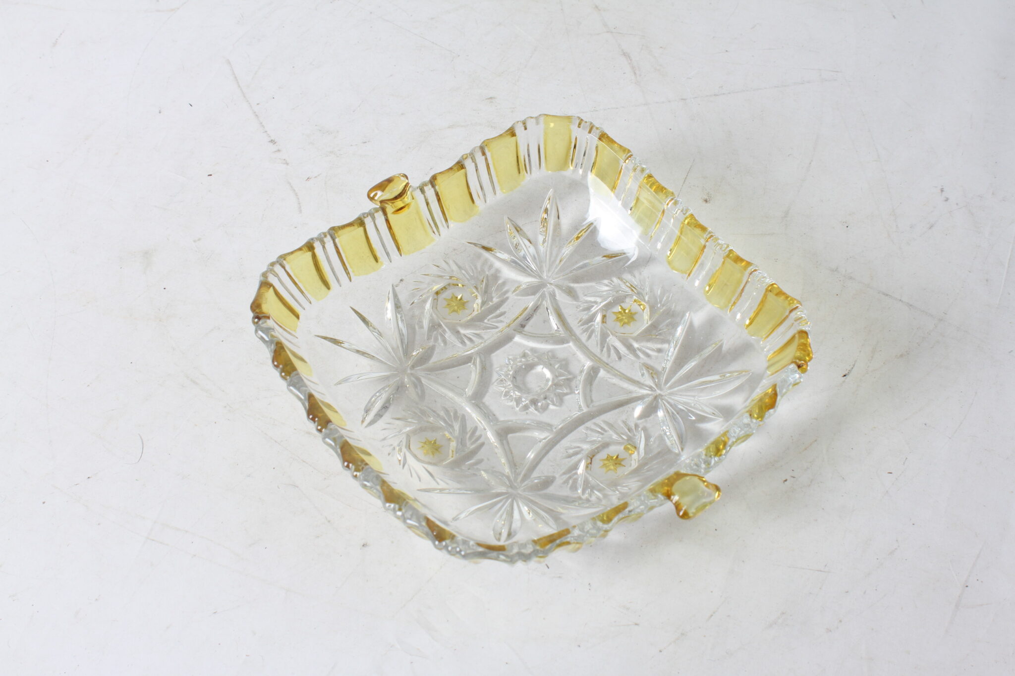 coupelle-vintage-en-verre-transparent-jaune-art-de-la-table-objets-deco-occasion-emmaus-scherwiller-etikette (4)