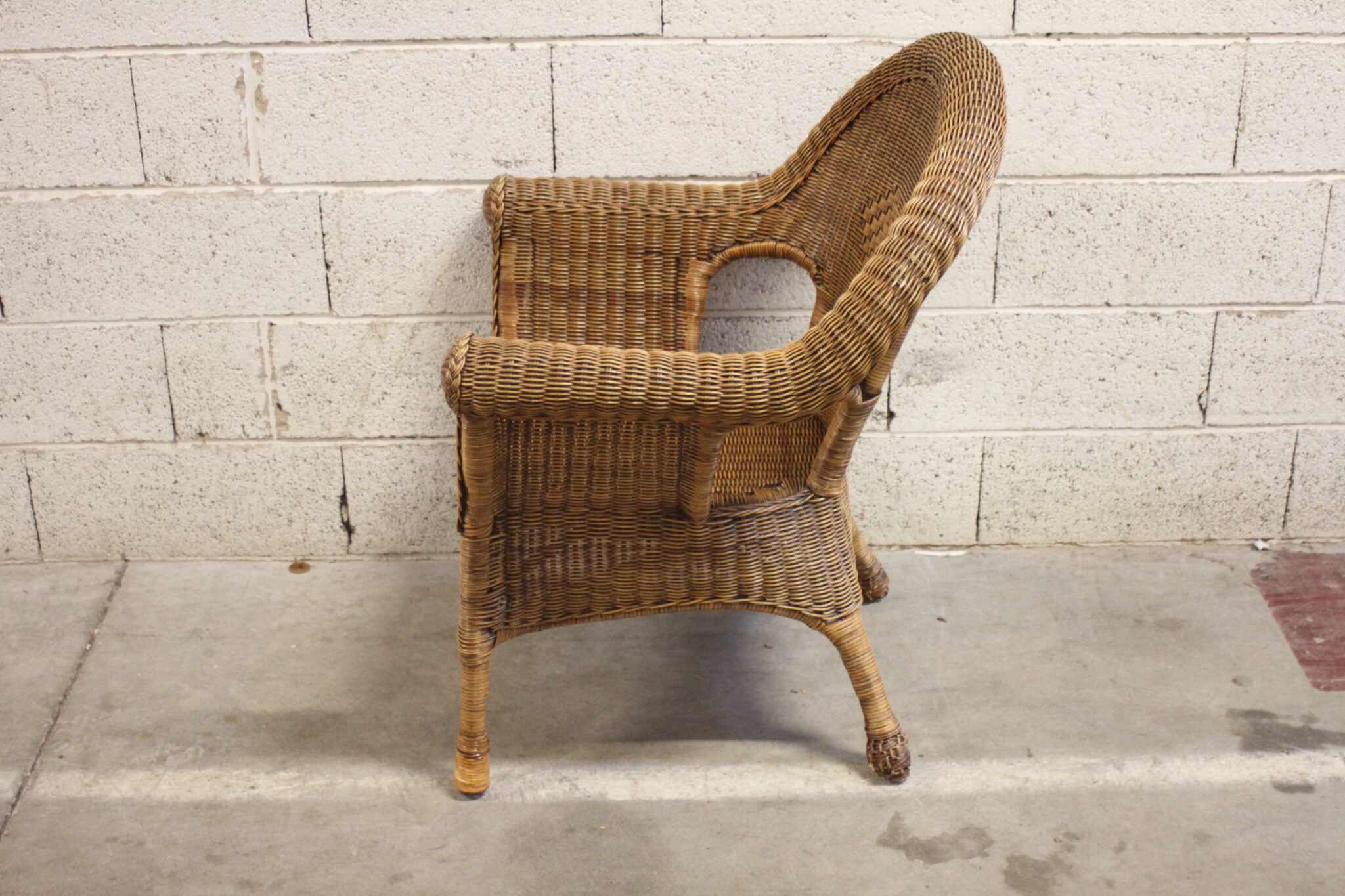 fauteuil-en-osier-avec-coussin-et-peau-en-cuir-mobilier-brocante-occasion-emmaus-scherwiller-etikette (1)