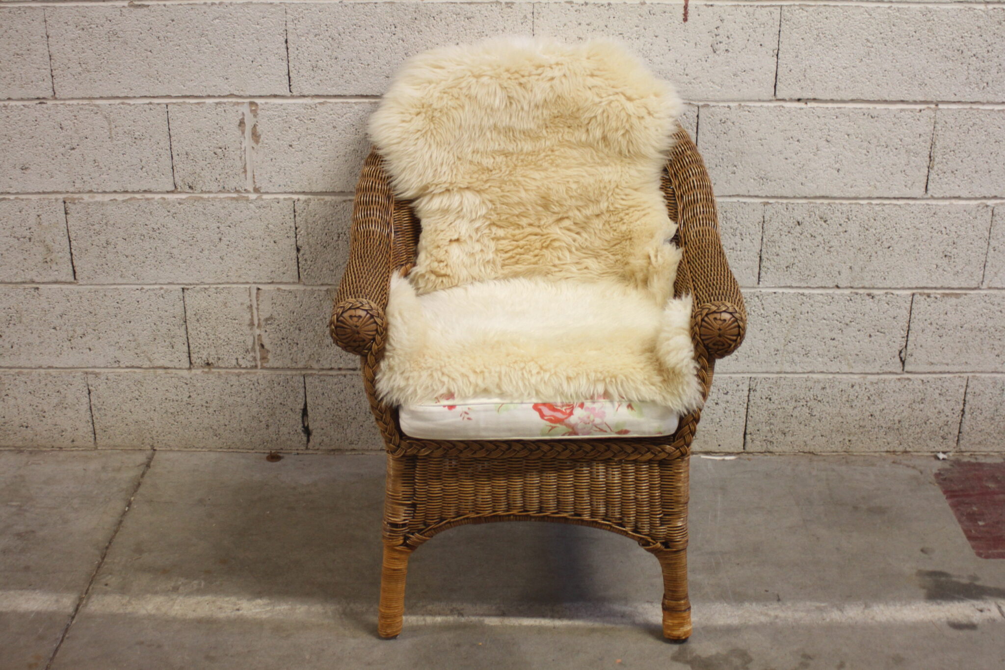 fauteuil-en-osier-avec-coussin-et-peau-en-cuir-mobilier-brocante-occasion-emmaus-scherwiller-etikette (2)