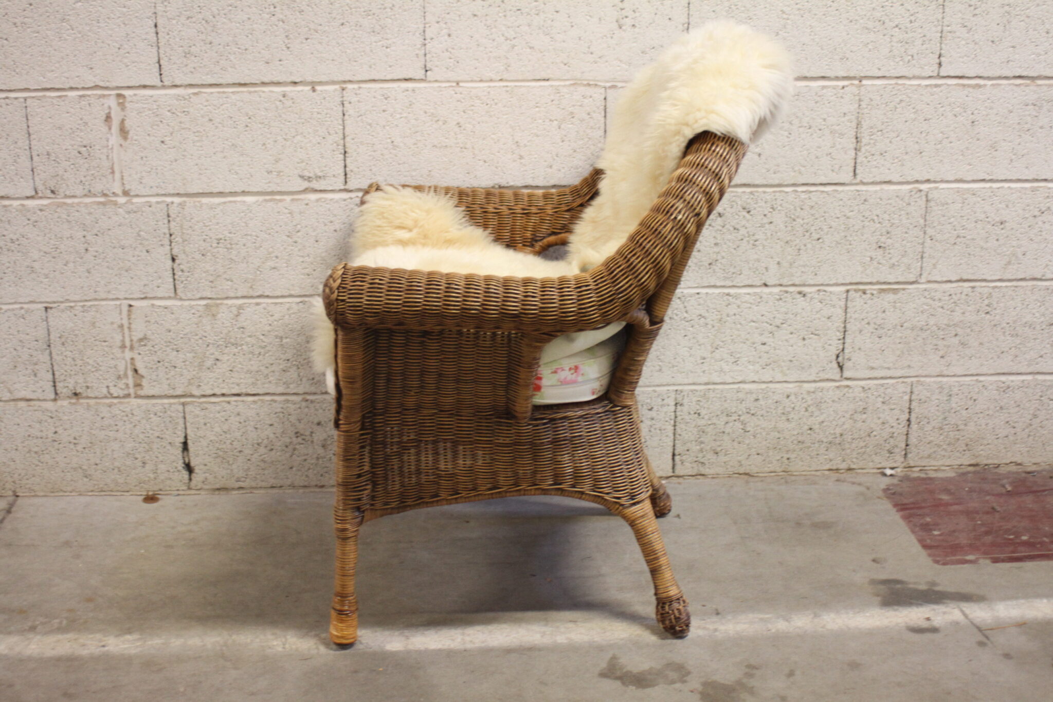 fauteuil-en-osier-avec-coussin-et-peau-en-cuir-mobilier-brocante-occasion-emmaus-scherwiller-etikette (3)