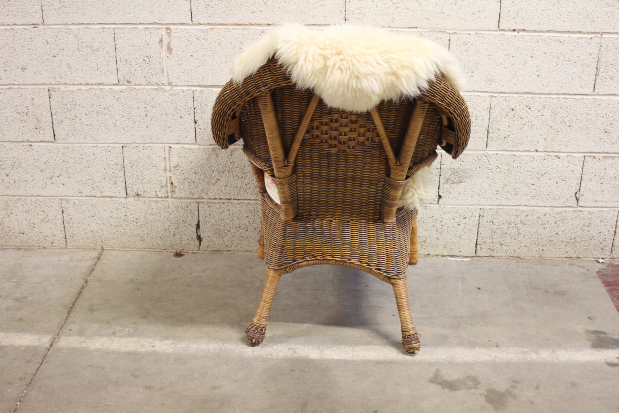 fauteuil-en-osier-avec-coussin-et-peau-en-cuir-mobilier-brocante-occasion-emmaus-scherwiller-etikette (4)