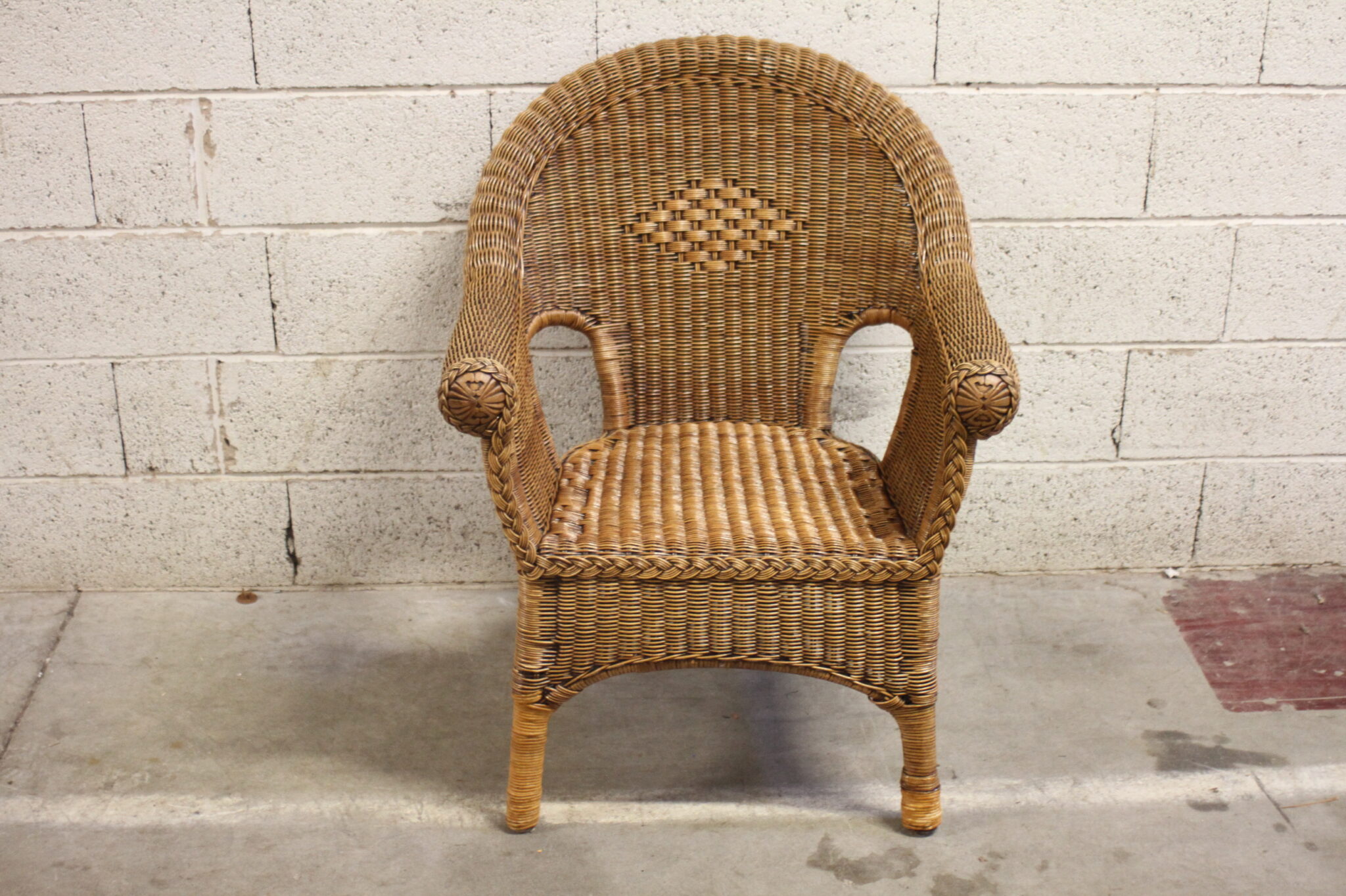 fauteuil-en-osier-avec-coussin-et-peau-en-cuir-mobilier-brocante-occasion-emmaus-scherwiller-etikette (5)