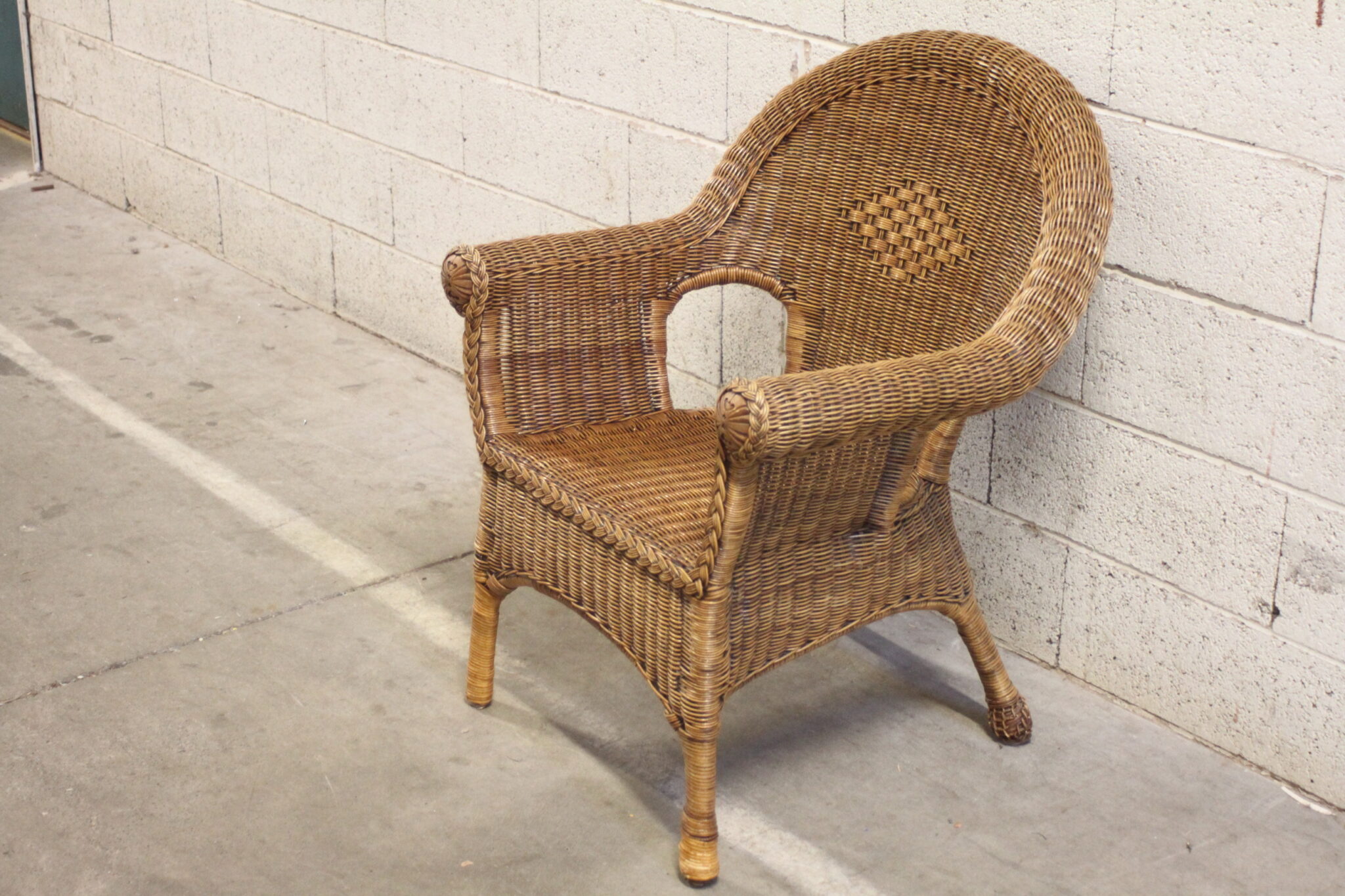 fauteuil-en-osier-avec-coussin-et-peau-en-cuir-mobilier-brocante-occasion-emmaus-scherwiller-etikette (6)