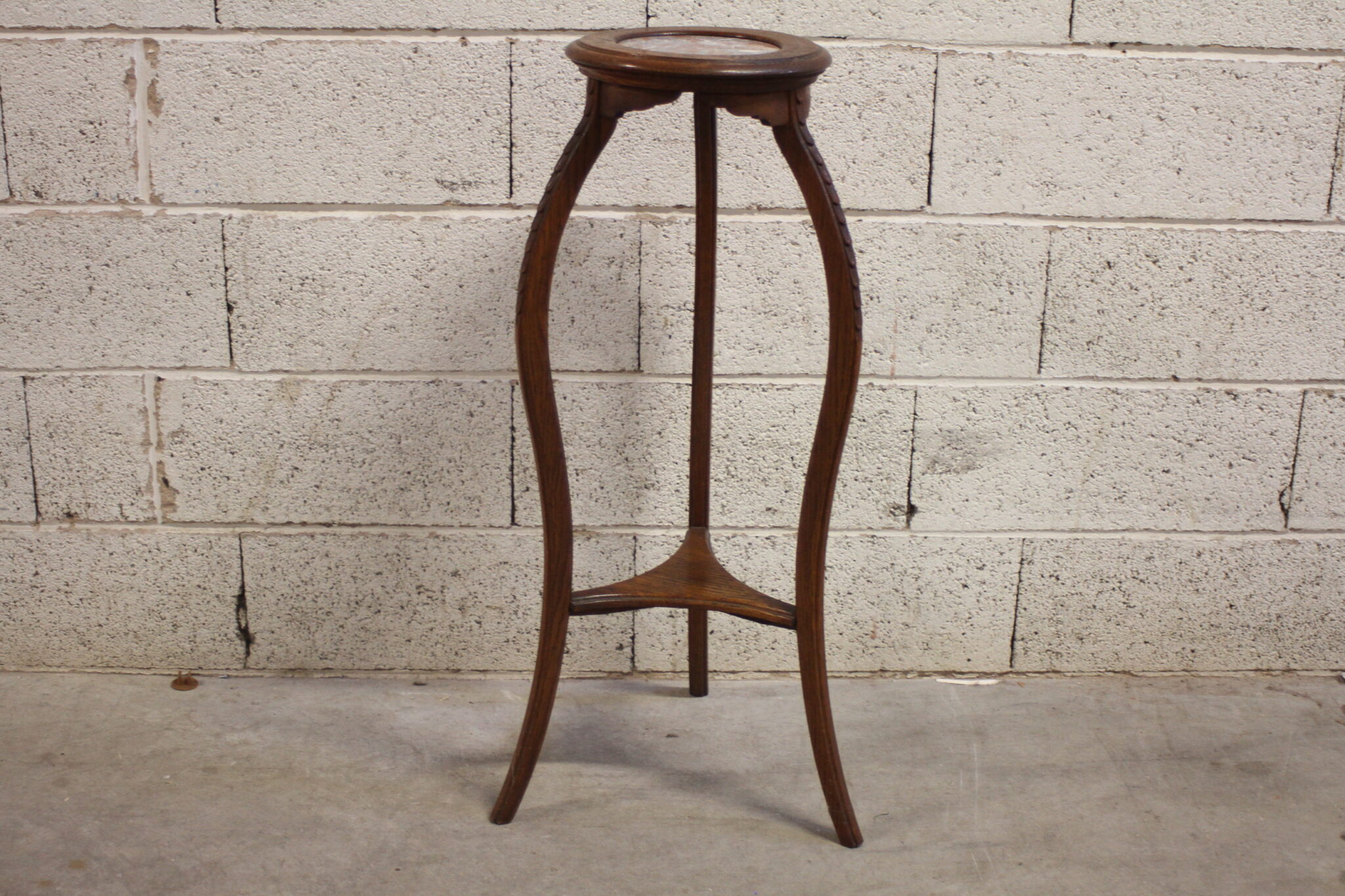 haute-sellette-porte-plantes-tripode-pieds-galbes-bois-marbre-mobilier-brocante-occasion-emmaus-scherwiller-etikette (1)