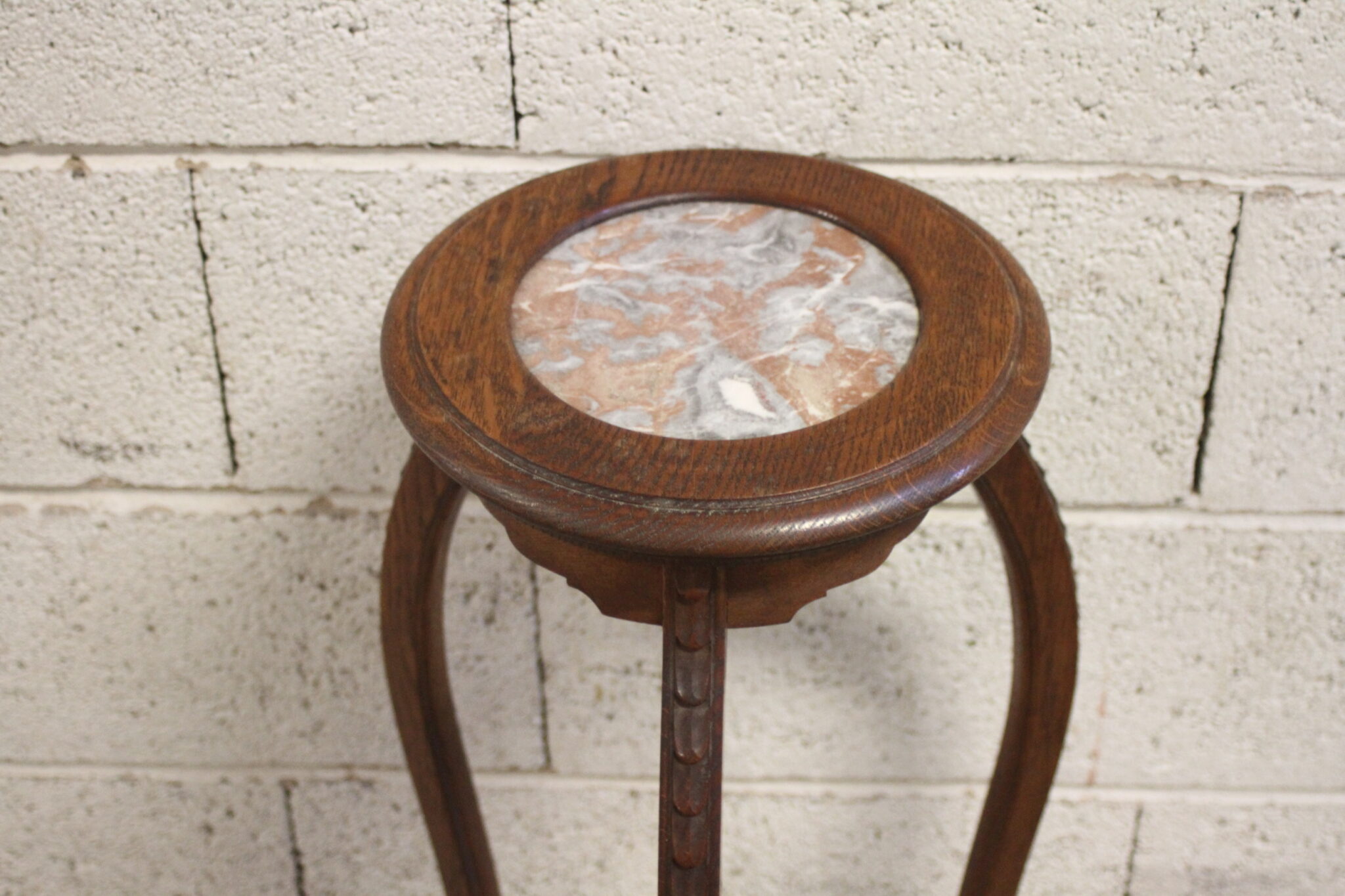 haute-sellette-porte-plantes-tripode-pieds-galbes-bois-marbre-mobilier-brocante-occasion-emmaus-scherwiller-etikette (2)