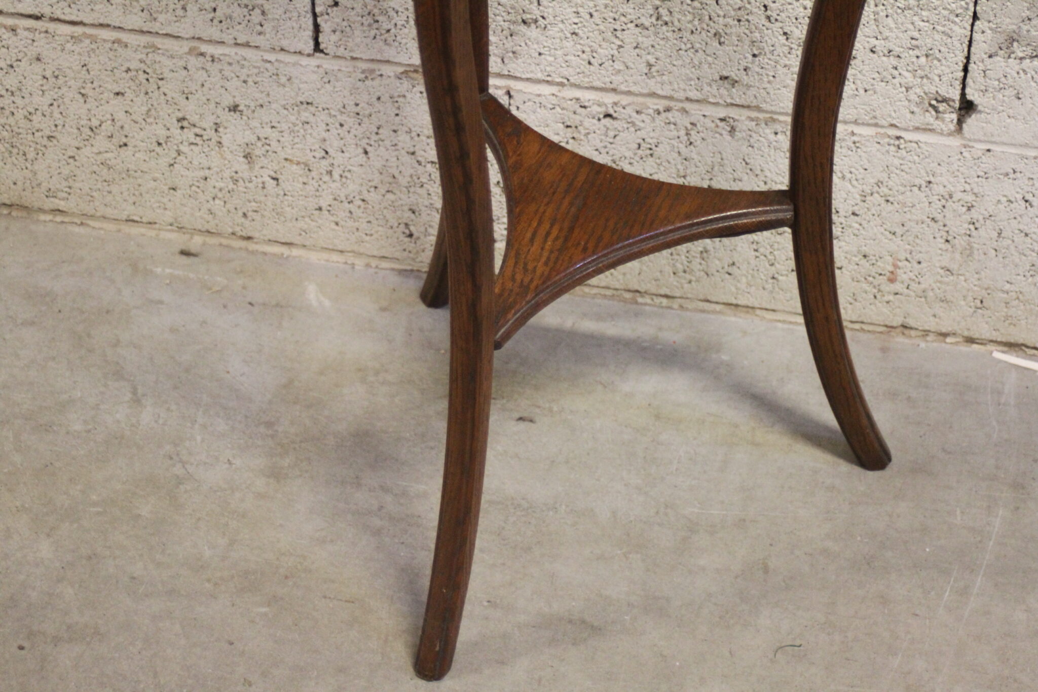 haute-sellette-porte-plantes-tripode-pieds-galbes-bois-marbre-mobilier-brocante-occasion-emmaus-scherwiller-etikette (3)