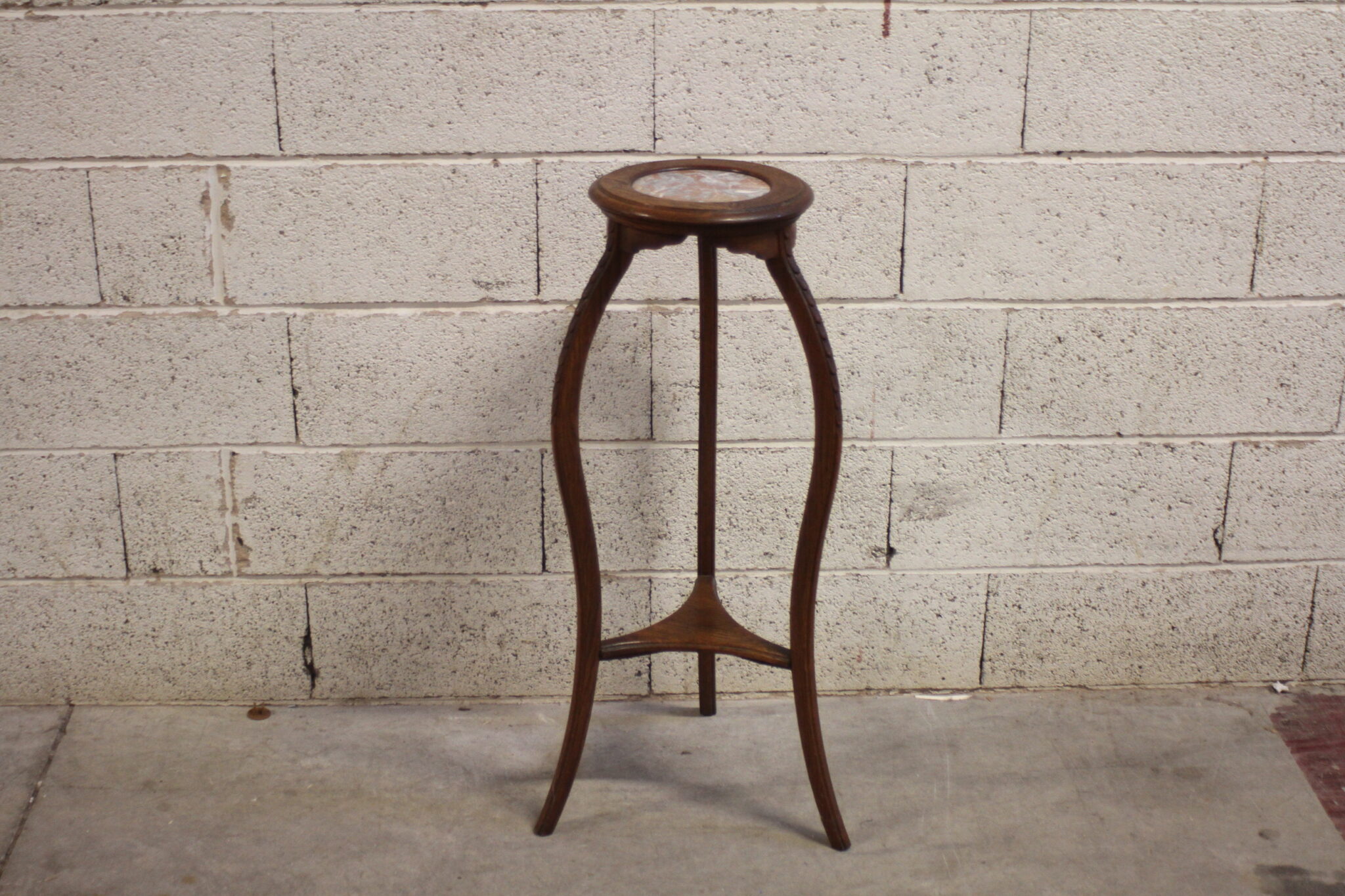 haute-sellette-porte-plantes-tripode-pieds-galbes-bois-marbre-mobilier-brocante-occasion-emmaus-scherwiller-etikette (5)